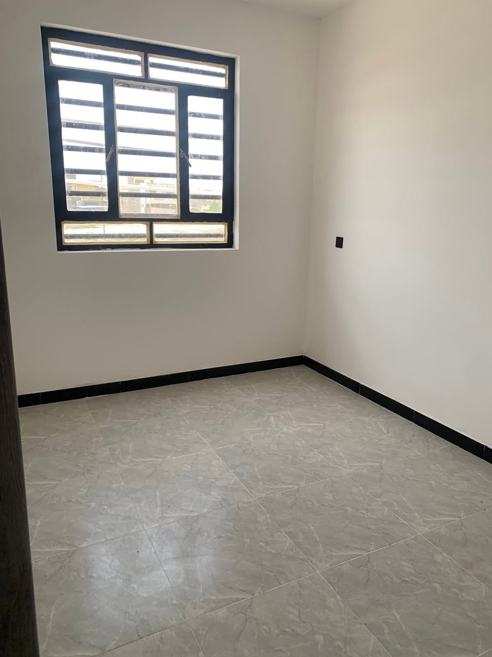 سلام عليكم دار للبيع مساحه ٥٠ متر واجه ٥ متر نزال ١٠ شغل درجه أولى مال جناي يحتوي على صاله مطبخ وغرفتين نوم ال موقع مجمع العدل الثاني دار ركن قرب مستوصف الاستفسار على رقم *********** علماً اني صاحب الدار مباشر
