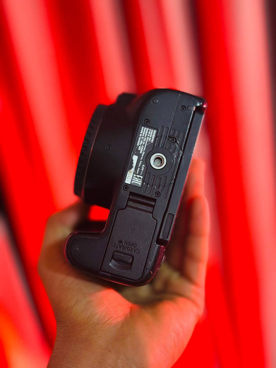 كانون 250d+عدسه 50m STM
دقه 24.2 ميكابكسل 
تصوير فيديو 4k  مع تتبع الوجه
فوكس سريع وايفا وبلوتوث 
ميزه تعديل الالوان 
ملحقاته كامله كارتون وشاحن وبطارية وحزام كتف 
السعر خاص 
واتساب ***********
