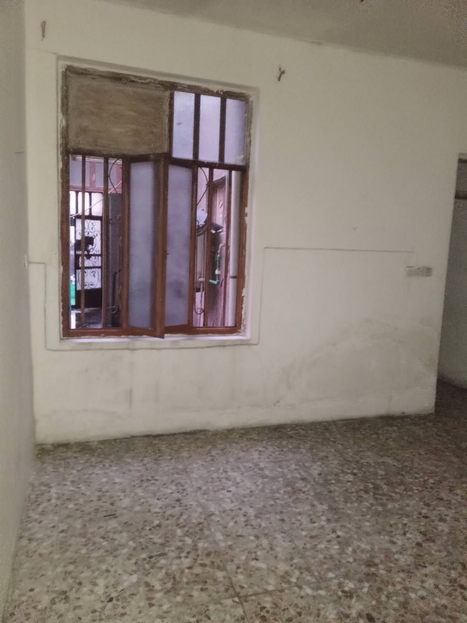 دار لبيع المساحه 100 متر على شارع عام تجاري بي محل الزعفرانيه دور الشرطه قرب حسينه  الامام المهدي ،،لاتصال ،،***********
