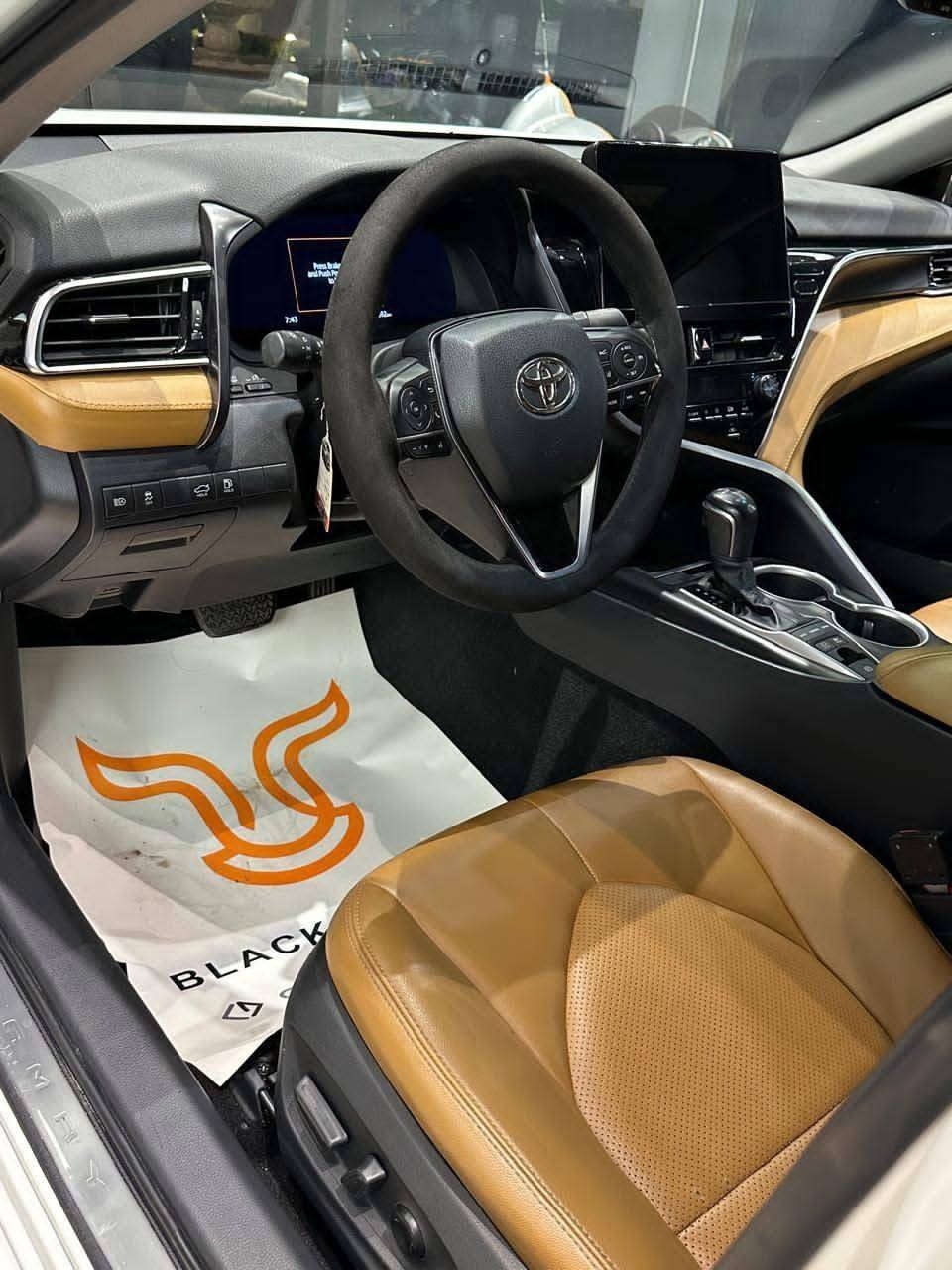 كامري هايبرد موديل 2023
تجميع الصين 
مغلفه ppf كامل …مكفولة من اي ضرر 
كشنات جلد وكهرباء وتسخين وتبريد 
بصمة/ داتا شو /حساس امامي خلفي/رادار تحديد مسار/شاشة كبيره كاميره/بانوراما/وبعد الكثير من المواصفات 
ماشيه 24 الف كيلو 
مكان السياره زيونه

هاتف  ***********
وتساب او اتصال
