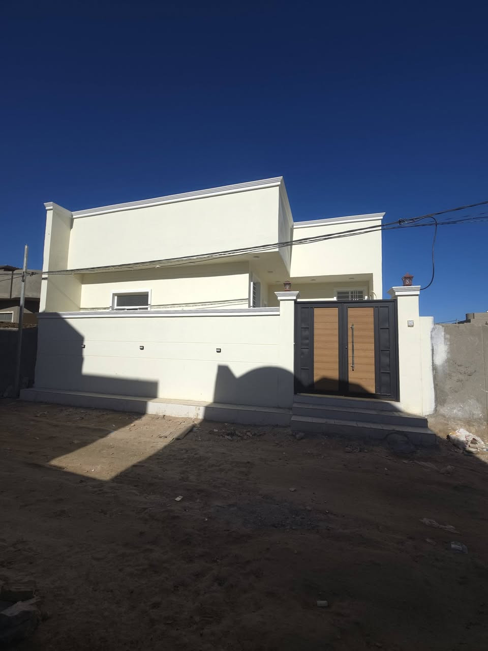 السلام عليكم رمظان كريم
بيت زراعي سند 25 مشمول بالتمليك مساحه 200 متر 
حي الجامعه قريب جدآ عل الطابو خدمات عامه مجاري كهرباء مولده مدارس ثالث بيت عن الطابو 
تفاصيل البيت 
غرفه نوم عدد ٢ 
صاله كبيره 
استقبال 
مطبخ حار +بارد 
مناور عدد ٢ 
صحيات داخليه او خارجيه 
طارمه 
استفسار اتصال 
*********** 
او زياره المكتب 
مكتب علي كتاب للعقار والمقاولات العامه حي الجامعه منتصف شارع 20
