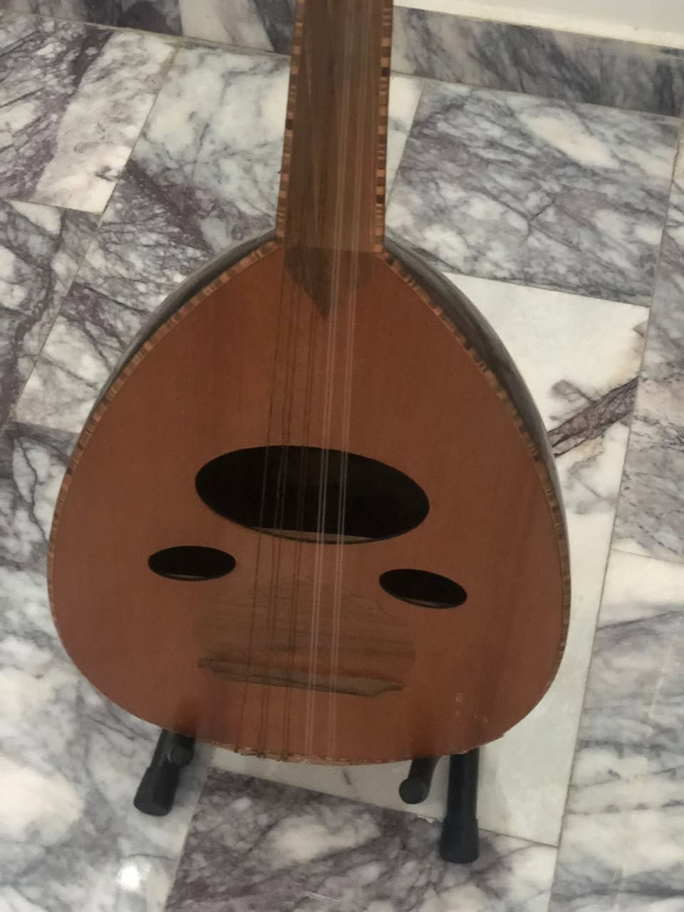 عود عراقي زرياب وي ملحقاته جنطه وستاند بي طكه خفيفه من الجانب بس مصلحها سعره 90 قفل عنواني بغداد المحموديه للاستفسار راسلني واتساب ***********
