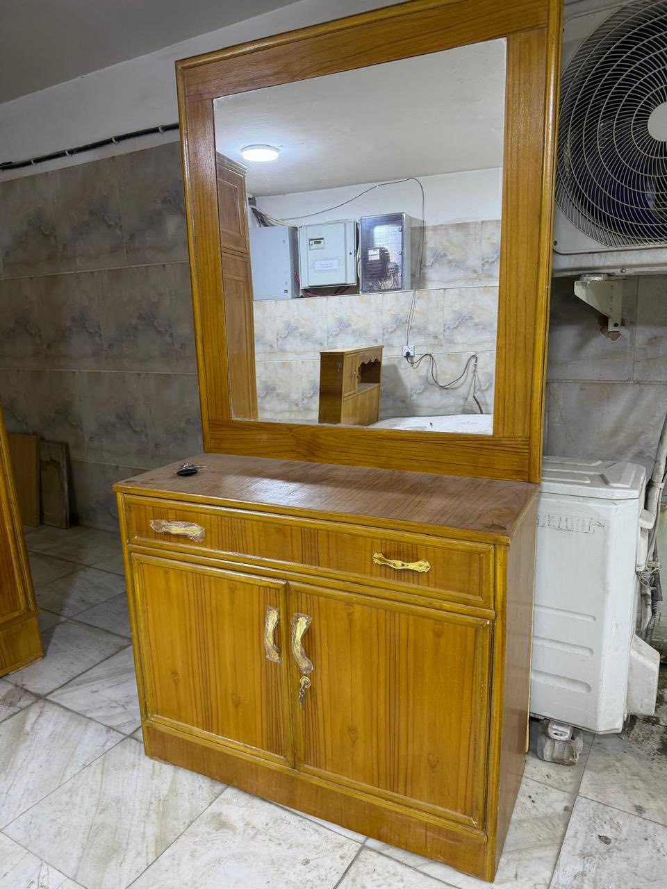 السلام عليكم غرفة للبيع ام النفر و٣ بيبان وميز تواليت مثل مال بلصور والفديو الغرفه نضيفه وجديدة بعدها حته يداتها بل نايلون سعرها ٤٠٠ الف لان جديده بعدها وبيها مجاال كلش بسيط عنوان كرادة داخل 
الرقم 
***********
