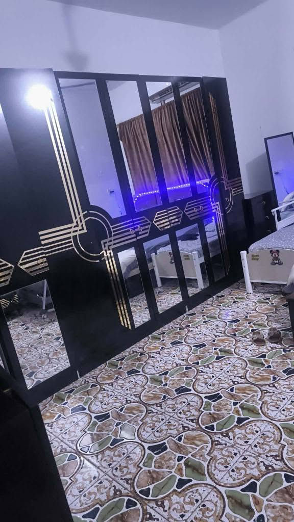 غرفه تركيه +كنتور خانتين +ميز وكراسي+بوفيه متر ونص+بوفيه مترتين ونص+جربايه نفر 
العنوان حي السياسين خلف المستشفى اللبناني للاستفسار الاتصال على الرقم *********** عمارة, ميسان
