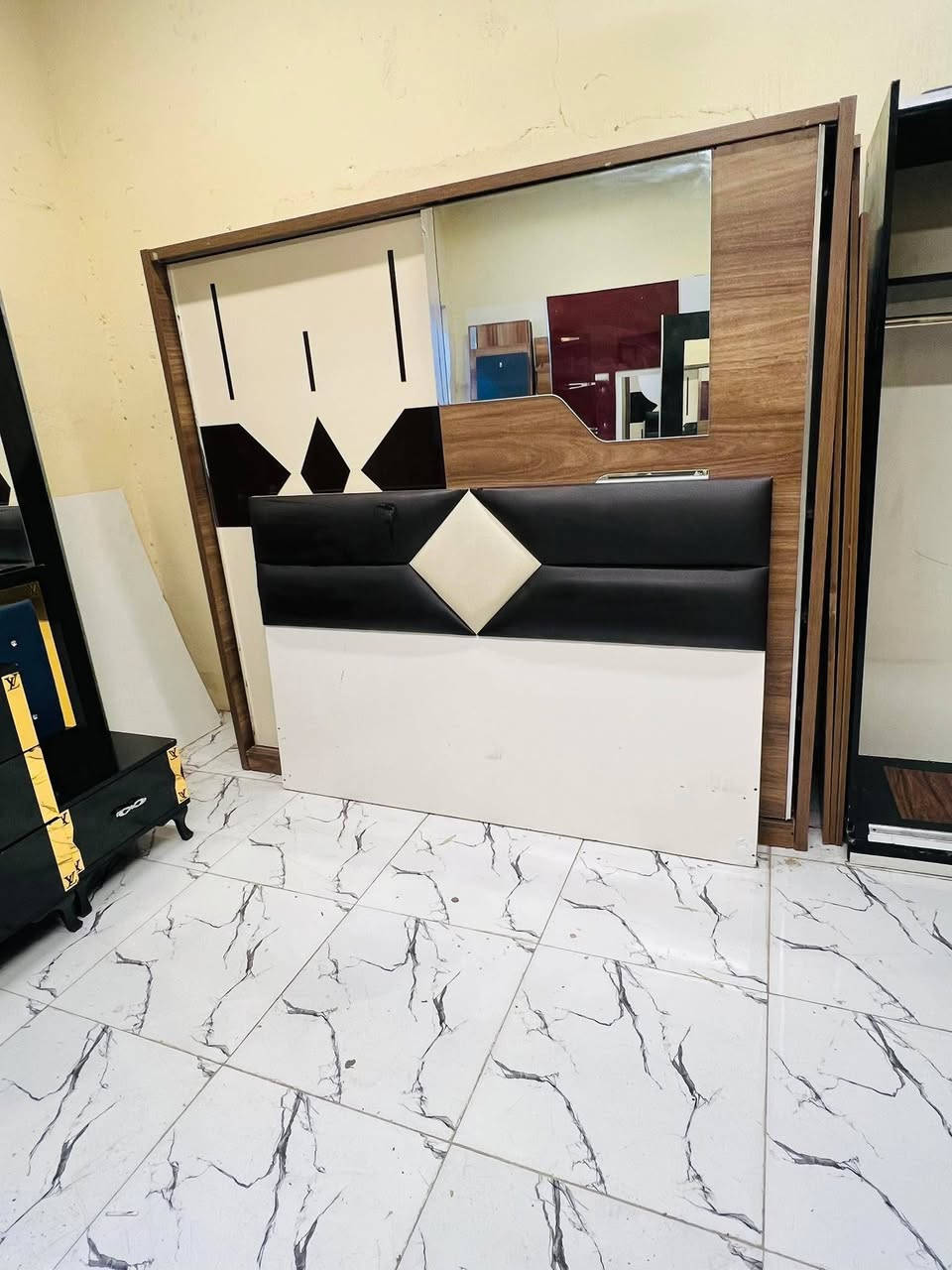 غرفة نوم مستعملة🇹🇷
 نضافة80 ٪💯
عدد القطع /   4
نضام / أسلايت 💢  350قفل
شد ونقل داخل بغداد مجاني🚛
يوجود توصيل محافضات


**إذا كنت صاحب هذا الإعلان وتريد حذفه لأي سبب، رجاءا أرسل رسالة إلى الدعم الفني**