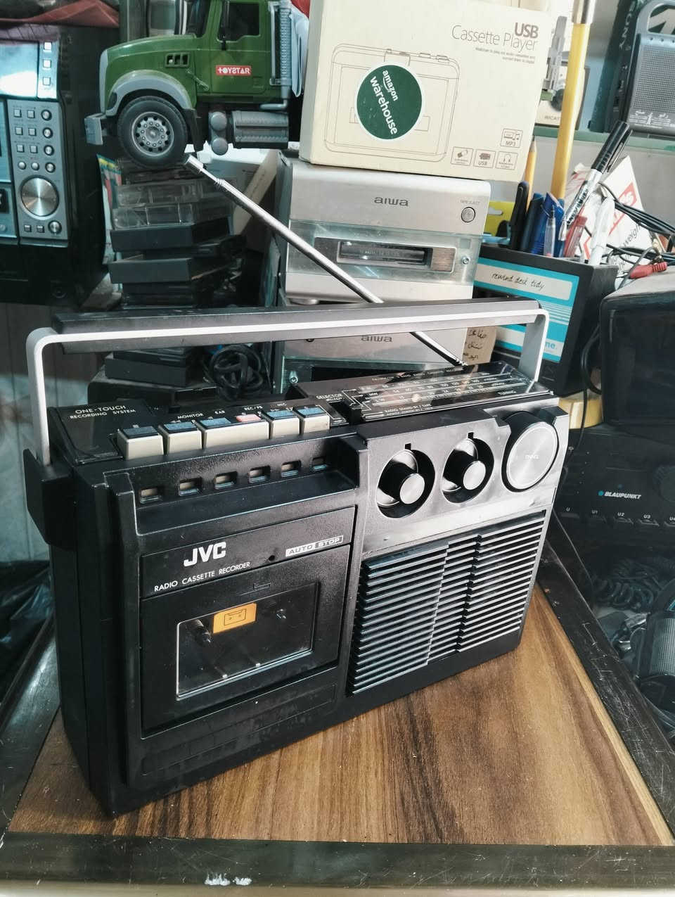 من نوادر الاجهزه اليابانيه
راديو مسجل جي في سي JVC 
صناعه ياباني صنع سنة 1978 
الجهاز بلادي غير داخل تصليح 
موجات الراديو 3 موجات مع FM 
المسجل شغال بالكامل 
صوت عالي ونقي وتحكم بالصوت 
يعمل كهرباء وباتري كبير عدد 4 
يوجد فديو بالمنشور يوضح التشغيل 
للحجز المراسله على الخاص


**إذا كنت صاحب هذا الإعلان وتريد حذفه لأي سبب، رجاءا أرسل رسالة إلى الدعم الفني**