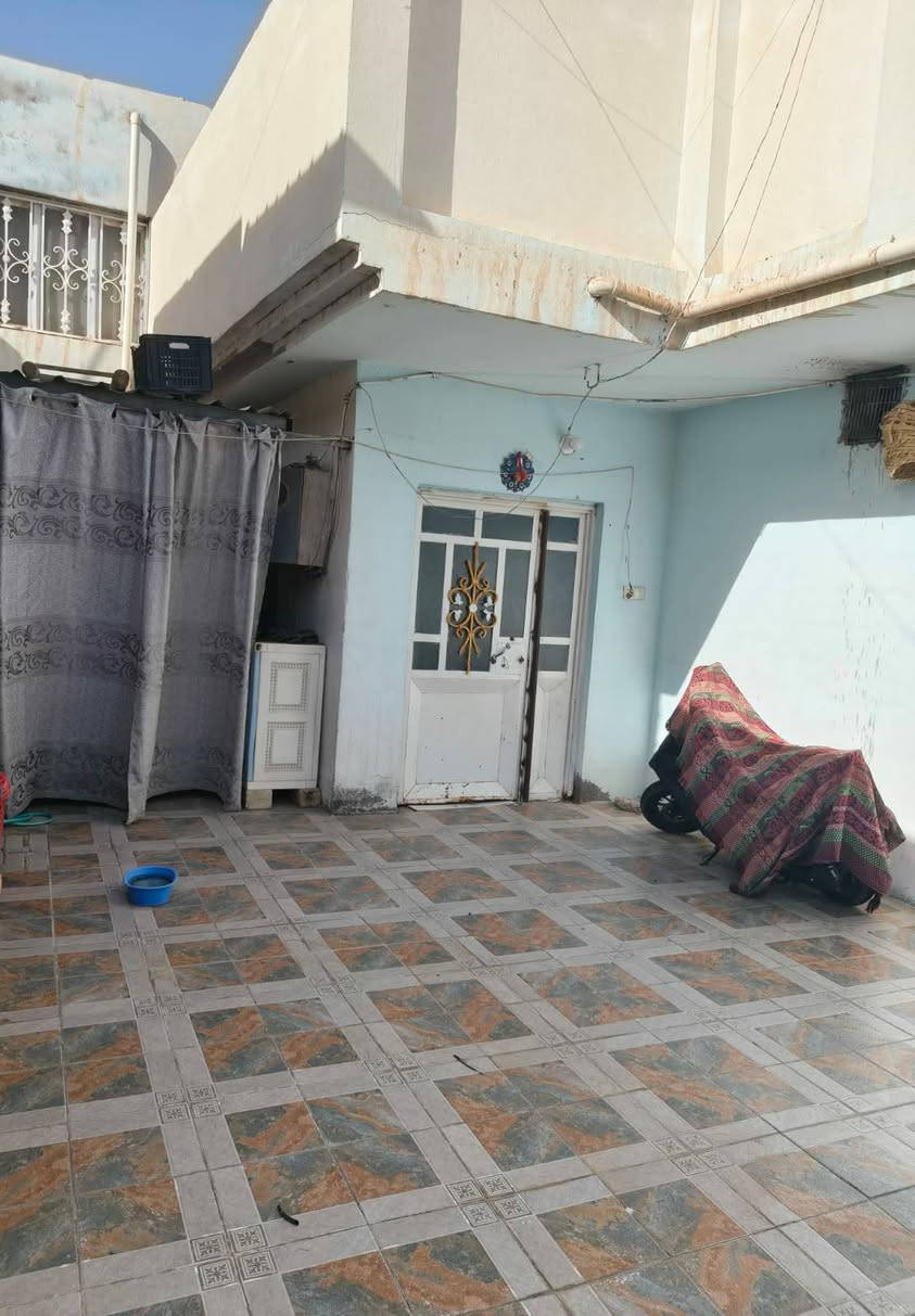 بيت لبيع نضيف حيل سكف صب بناء طابوك جمهوري مساحه 300 يتكون من مطبخ ستقبال صاله 3 غرف نوم مع حديقه مساحه 100 متر خلف لبيت يكون طال علئ شارعين من خلف موقع بيت كاع تومان امام بناكل سعر مطلوب 70 بي مجال ***********
