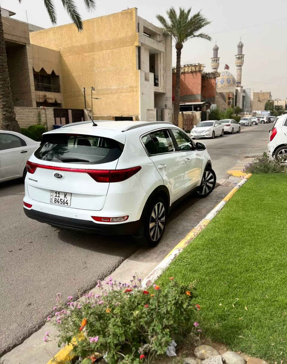 السلام عليكم 
سبورتج ٢٠١٦ خليجي ابيض
محرك ٢٠٠٠ دوش
ثلاث انظمة للقيادة
عادي /سبورت/ايكو
رقم انكليزي جديد 
سنوية ٢٠٣١ بأسمي تحويل مباشر
صدر جديد هسة شادة
تبريد جديد ثلج 
حساسات امامي خلفي
اشارة بالمري مري شفط 
لايت زنون ابيض
كهربائيات  كلها شغالة
باتري جديد
مابيها اي نقص والمواصفات معروفة
التفاصل قطعتين صبغ والسونار بالمنشور
البنيد طاير بدون حادث وربع الباب الخلفي
السعر ١٦٣ورقة  وبيها مجال بسيط
المكان  بغداد حي اور الرقم ***********
