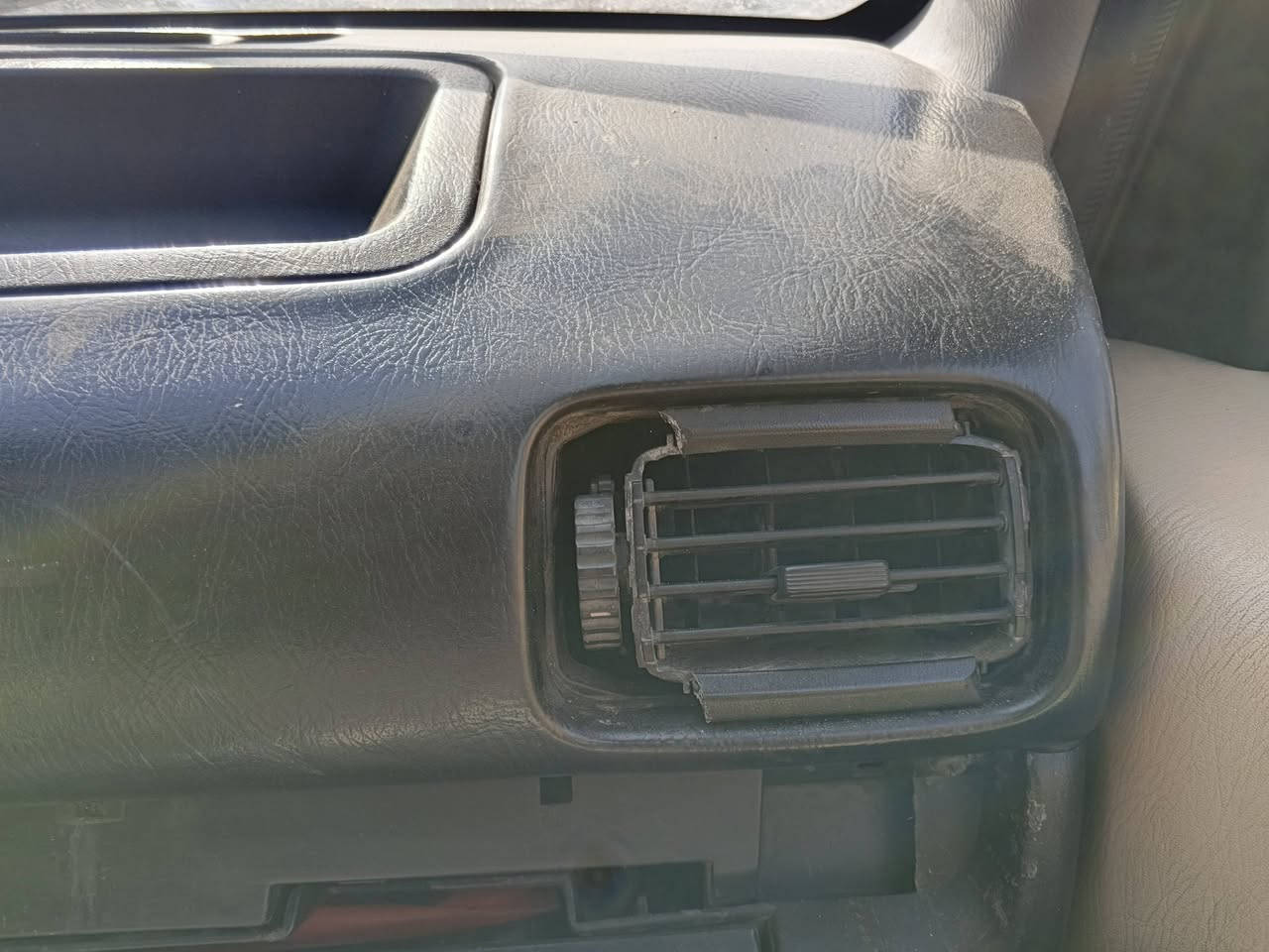 ديكور دشبول نيسان باثفندر 2005 مع مصطرة دشبول ديكور تبريد على ي الون اسود ***********4 الوضح بالصورة
