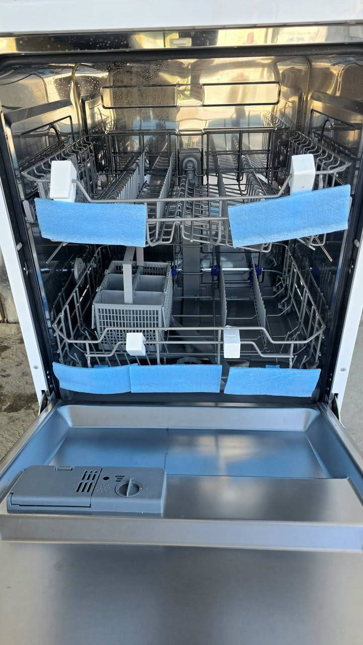 غسالة صحون Midea 520 – جديدة للبيع
سعره 250 الف ( السعر مناسب جدا )
جديدة غير مستخدمة نهائياً بلفلين مال تصفية 
🔹 7 برامج غسيل 
🔹 سلتين تحميل 
🔹 مرشتين (علوية + سفلية)
🔹 تنظيف قوي وممتاز 
اقتصادية بالكهرباء تشتغل على المولد 
للاستفسار : *********** 📞
العنوان : الدورة
