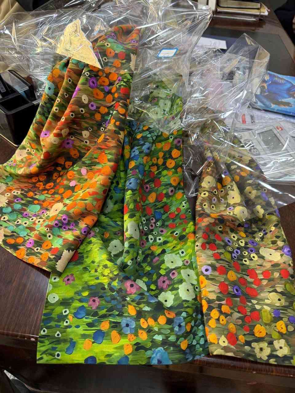 وصلني اليوم وجبه جديده قماش كشمير الامارتي مغوار او مايباخ في محل دارين خانقين توله فروش فرع صيدليه مازن متواجدين في المحل من ساعه ٤ عصرا لغاية ١١ ليلأ ويوجد خدمه توصيل داخل خانقين وخارج خانقين بالأسعار مناسبه جدأ وأهلا وسهلا بيكم بإدارة ابو حمودي رقم موبايل *********** ويوجد جمله ومفرد ويوجد لدينا موديلات أخرى ان شاء الله
