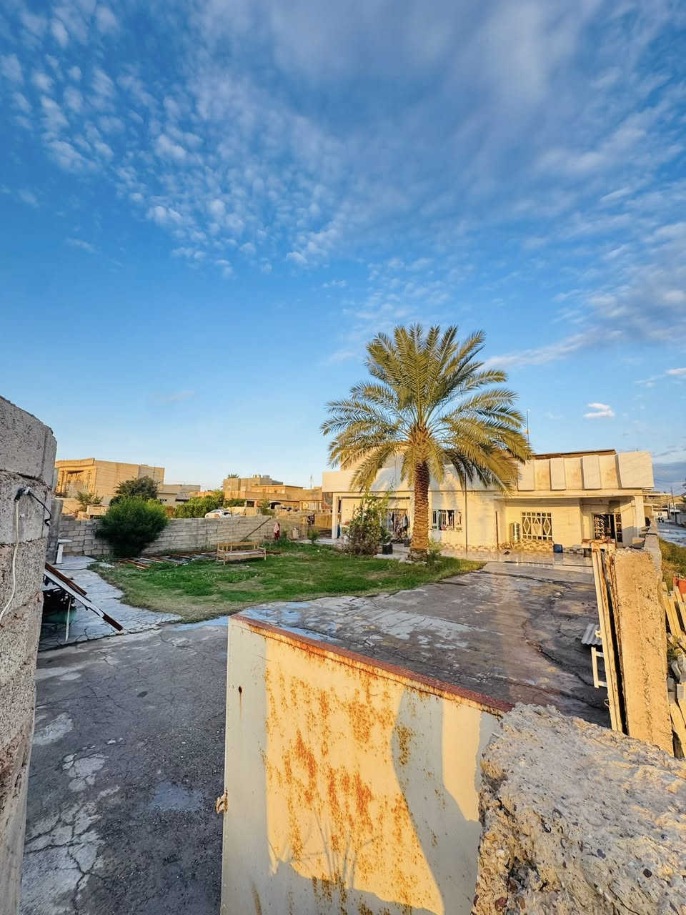 السلام عليكم طابو ملك صرف سند مساحه 357 متر متكون من 4 غرف وهول وربعه ومطبخ وحديقه واسعه  الطابق الارضي سيراميك وايضاً  ركن على شارعين المربع الاول من الحي العسكري تحويل مباشر قرب دائره قائم مقام العلم والسعر مناسب خاص مارد للمعاينه والاستفسار الاتصال ***********
المكان العلم
