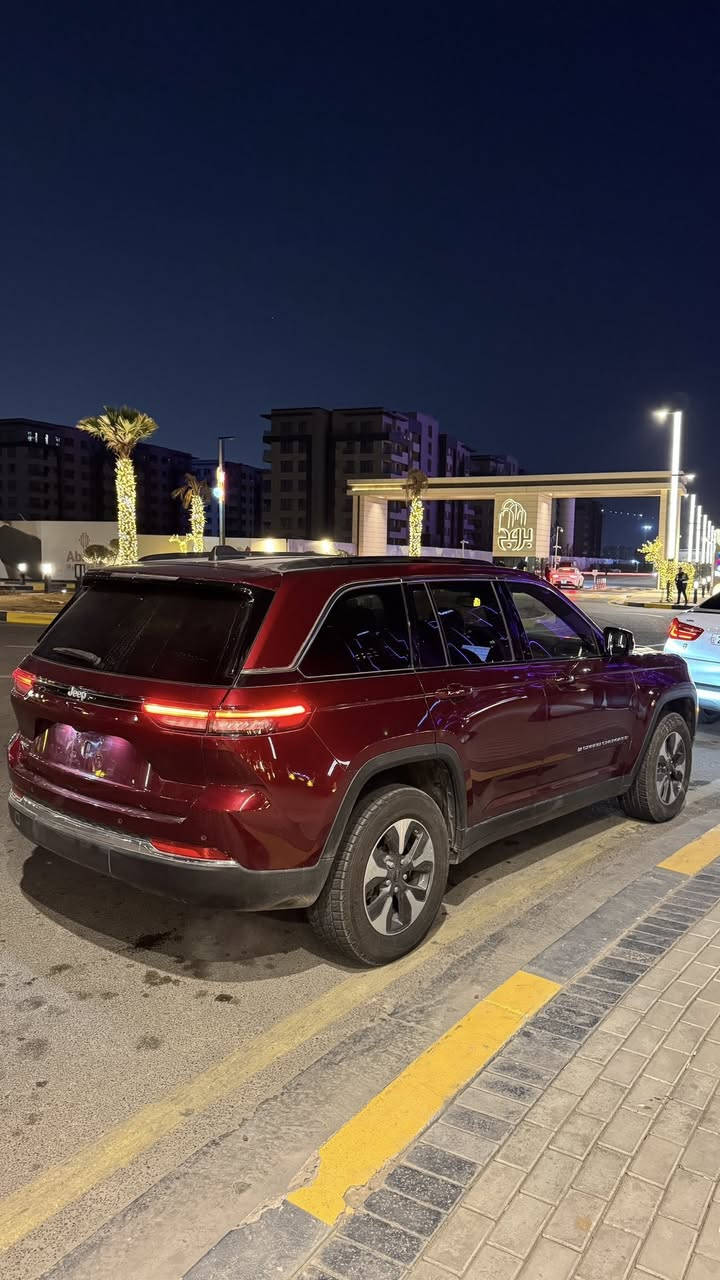 للبيع
جيب كراند شيروكي Plug-in Hybrid موديل 2024
🔹 لون مميز 

⚡ النظام: Plug-in Hybrid (بنزين + كهرباء)
🔋 إمكانية الشحن الكهربائي
💪 القوة التقريبية: 375 حصان
🔧 المواصفات الفنية:
 • محرك 4 سلندر 2.0L Turbo
 • ناقل حركة أوتوماتيك
 • أوضاع قيادة متعددة
            •  توفير عالي بالوقود

🛋️ المواصفات الداخلية:
 • مقاعد جلد فاخرة
 • تدفئة وتبريد في المقاعد الأمامية 
 • تحكم كهربائي بالمقاعد
 • شاشة وسطية كبيرة
 • عدادات رقمية
‏ • Apple CarPlay / Android Auto
 • تكييف أوتوماتيك متعدد المناطق
 • تشغيل بصمة / زر

🛡️ أنظمة الأمان والمساعدة:
 • حساسات 360 درجة
 • كاميرات متعددة
‏ • Adaptive Cruise Control
‏ • Lane Assist
 • حساسات أمامية وخلفية

📌 الحالة: ممتازة / شبه جديدة
مكان السيارة بغداد 
📌 الفحص: جاهزة للفحص بأي مكان  
📞 للتواصل: ***********
