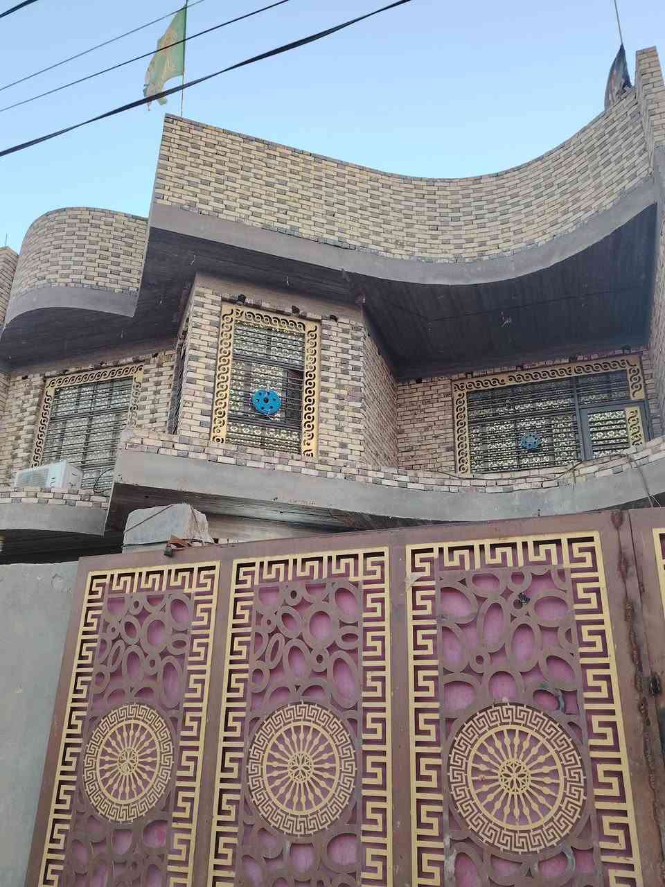 بيت طابو صرف  المساحه  (250)مترالبيع
العنوان بحي الزهراء شارع 20علئ الشارع العام خلف المعهد الفني

البيت يحتوي على طابقين
الطابق الاول
غرفه عدد 2
مطبخ حار وبارد
صاله 1
مناور عدد2
استقبال
صحيات داخليه وخارجيه
الطابق الثاني
غرفه عدد 2
صاله 1
صحيات داخليه

العنوان حي الزهراء شارع 20
الاستفسار على الرقم
***********
