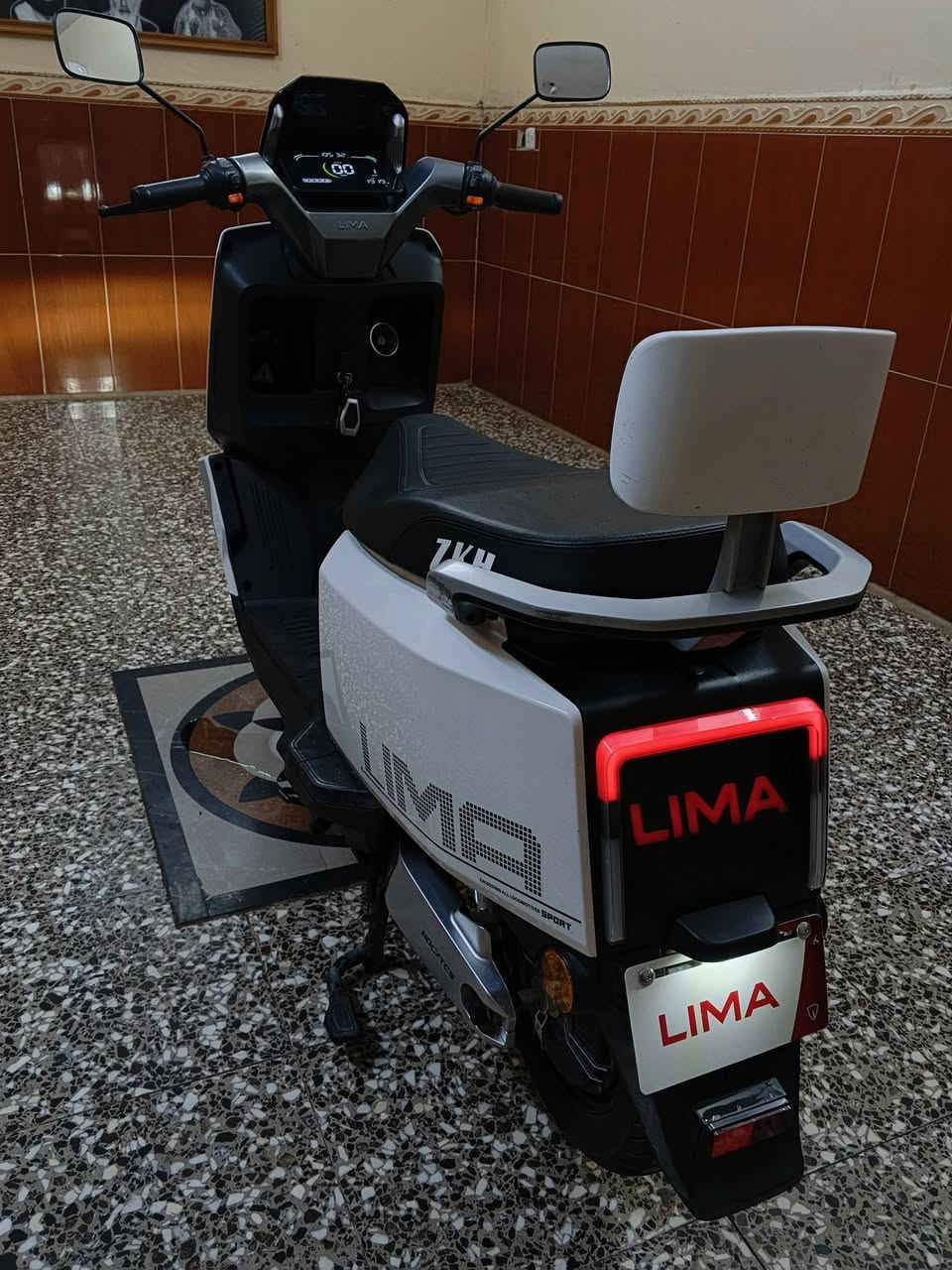 بسم الله الرحمن الرحيم 
دراجه شحن من شركه LIMA دراجه جاهزه بحاله الشركه ومكفوله كفاله عامه مابيها اي نقص اخت الجديده مثل ماموضح بلصور 
گير 3 سرعات 
لايت زنون عالي ناصي 
دبل اشاره 
تشغيل عن بعد 
حساسات سرقه 
حساس قفل التايرات امامي وخلفي 
6 بطاريات مسطره 
سرعتها 75
 تمشيك 50 كيلو ب الشحنه الوحده 
حجم الملف 150 cc
ضمانها من الوكاله ينتهي بتاريخ 11/8 بعدله 5 اشهر و13 يوم 
سعرها 820 وبيها مجال للشراي 
مكاني بغداد الشعله 
رقمي ***********
