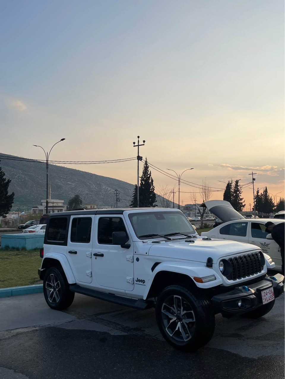 jeep wrangler 4xe 2024

السلام عليكم ***********
جيب رانكلر 4Xe 2024  وارد امريكي دخول جديد
اللون مرخوب ابيظ
تيربو + هايبرد + هجين شحن خارجي +بانزین
حجم المكينه : 2000 تيربو + ٣٧٥ هورس باور
المسافه المقطوعه : ٣٧ الالف ( مایل )
المواصفات 
1.جام کهرباء
2.بصمه 
3.رادار
4.دبل اكسل
6.شحن خارجي
سيارة بدون شاصي و داخلي بس ربع بوند صبخ 
 السيارة رقم كاتي .شمالي دخول ابراهيم خليل 
تفاصيل اكثر هذا رقمي تحياتي للجميع 
مكاني دهوك كورك واتس اب موجود. ***********
الشراي يتصل و بخدمتكم دهوك, العراق
