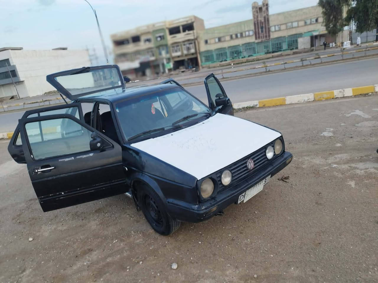 السلام عليكم عندي سياره كولف موديل 1990 تايرات جديد كير مكينه بشرط بطاريه جديد شرطه  تحويل شراي يخابر أو رقم ***********
