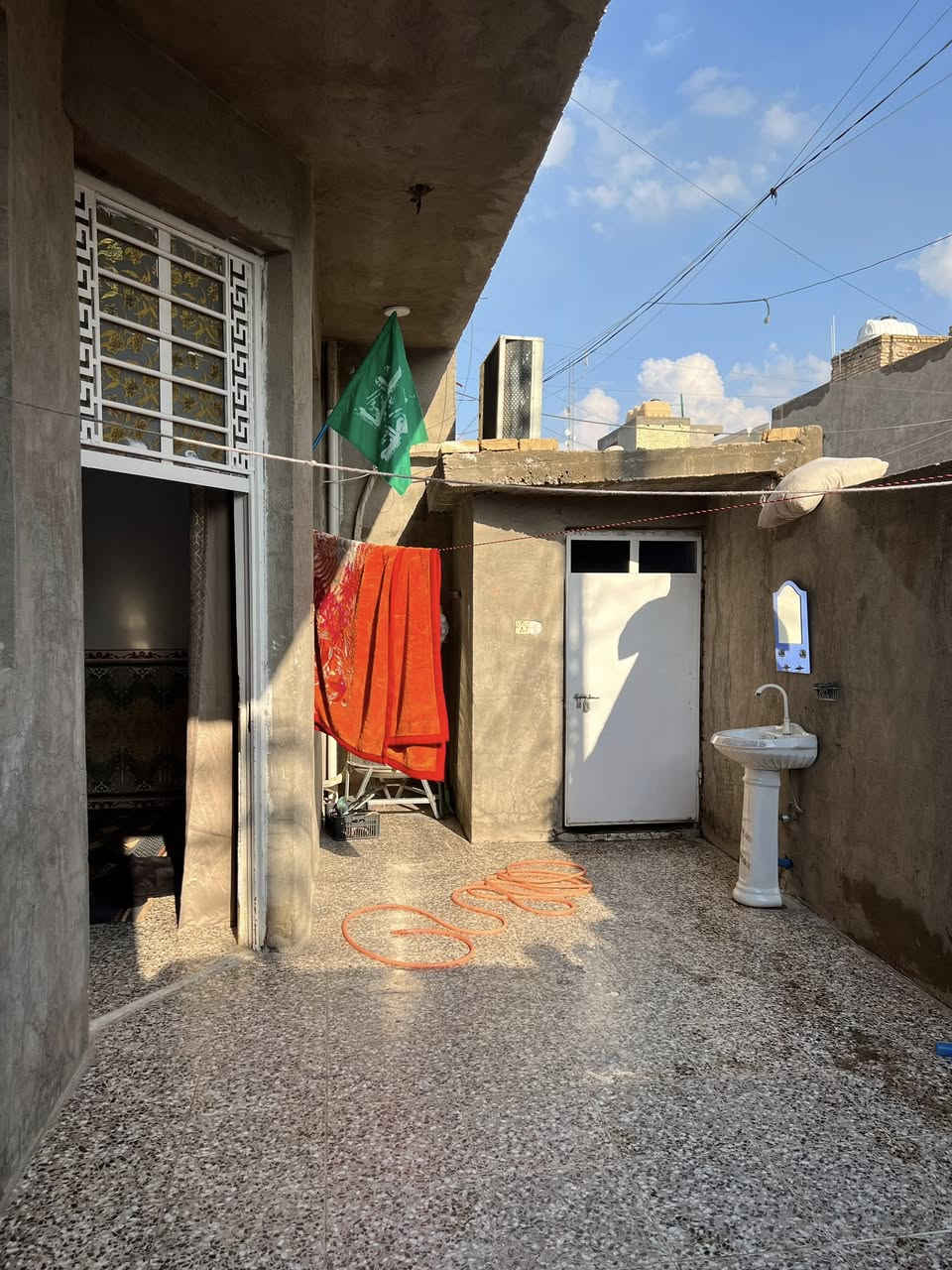 سلام عليكم     بيت للبيع 100متر مربع ركن طابقين قرب جامع الشهيد رائد بي
الطابق الاول 
تواليت +حمام 
استقبال 4x6
غرفت نوم 4x4
مطبخ3x4
مساحت الدرج

طابق الثاني 

حمام 
ثلاث غرف نوم نفس قياسات الطابق الاول

واجهت البيت 9متر 
النزال 14متر 

السعر 120وقابل لتفاوض
الاستفسار 
اتصال +واتساب

‭0783 501 9936‬

‭0771 774 8121‬
