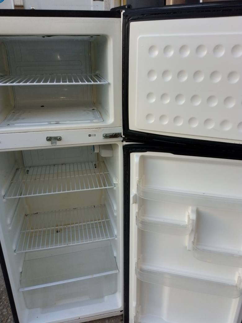 ثلاجة حجم 12 قدم شغالة شرط التجميد للاستفسار خاص مكاني نجف شارع المدينة *********** النجف, العراق
