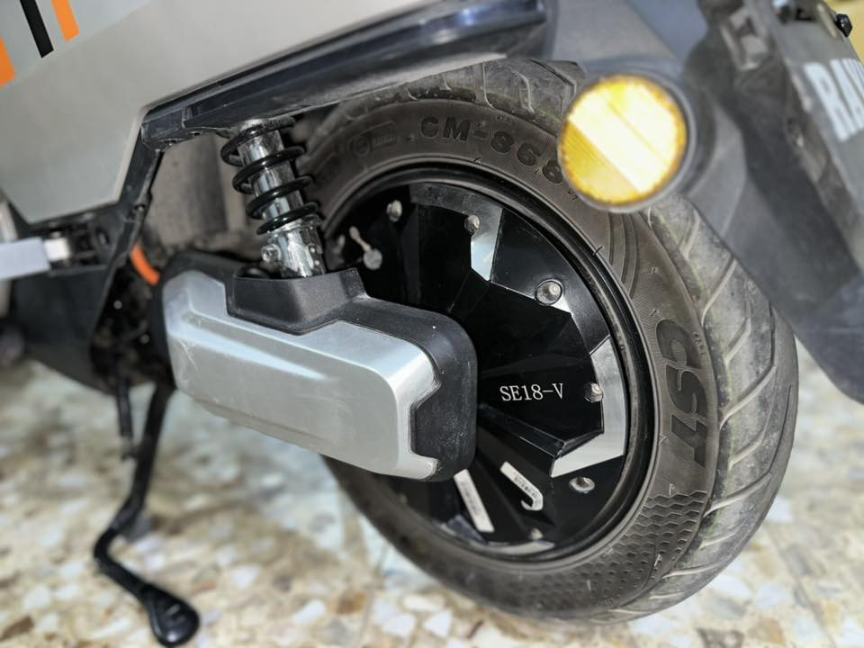 للبيع 
دراجة الريان RAYAN موديل 2025 و حش الكون ام عيون 
6 بطاريات 
ماطور 2000W ثلاث سرعات سرعة 70-80 km حقيقي 
بريكات امامي خلفي ديسك 
دبل دبلات امامي خلفي 
درع كامل مع جك نصفي و جك كامل 
دبل إشاره مع أربعة أشاير 
رماش عالي ناصيي 
كشن تطريز جلد 
صندوق كبير يسع 
مخرج شحن هاتف 
مع الشاحنه الاصليه مع خوذه مع چادر حراري مع بصميتن 
السعر 900 الف استعمال 4 اشهر قليل بطارياته جدد 
مكان حي الجامعه  واتساب ***********
