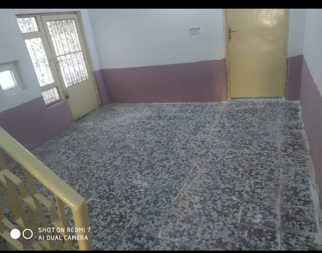 بيت للايجار  مساحة 100 متر متكون من غرفه 6×5 
 وصالة 5×4  ومطبخ 3×2 وحمام وتواليت بدون استقبال اقرأ المنشور زين .... الارضية كاشي بي خط مولدة شارع 
سعر الايجار 200 الف الشهر نريده مال شهرين شهرين مكانه شارع المطار مقابيل جوهرة العرب خلف محلات هاني الشبيلي بيت مرتب وحلو مال عائلة صغيرة للاستفسار الاتصال على الرقم *********** بي واتساب
