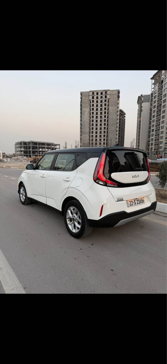 � للبيع – Kia Soul 2023

🔹 الموديل: 2023
🔹 اللون: أبيض مع سقف أسود (Two Tone)
🔹 المحرك: 2.0 لتر – 4 سلندر
🔹 ناقل الحركة: أوتوماتيك (CVT)
🔹 العداد: ____ كم
🔹 الحالة: ممتازة – صبغ بنيد وجاملغ فقط – شاصي سليم

المواصفات الداخلية:

 • شاشة معلومات وترفيه 10.25 إنش
 • دعم Apple CarPlay & Android Auto
 • شحن لاسلكي للهواتف
 • مقاعد كهربائية
 • تشغيل عن بُعد (Remote Start)
 • تشغيل ذكي زر تشغيل + Smart Key
 • تحكم كامل من المقود
 • بلوتوث + USB
 • تكييف أوتوماتيك
 • شاشة عدادات واضحة
 • خامات داخلية نظيفة ومريحة

أنظمة السلامة والمساعدة:

 • رادارات أمامية
 • نظام النقطة العمياء (Blind Spot Monitoring)
 • تنبيه حركة المرور الخلفية
 • كاميرا خلفية
 • نظام الثبات والتحكم بالانزلاق

مميزات إضافية:

 • اقتصادية في الوقود
 •
 • السيارة نظيفة وجاهزة للاستخدام

📍 الموقع: بغداد – حي الحسين
💰 السعر: 147قفل قفل تم تنزيل السعر 

📞 للتواصل: *********** – بغداد, العراق
