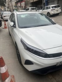 سيراتو 2024 خليجي فتحه وشاشه وحساسات  داخل مخمل لون بيجي بيها كم رصعه ...