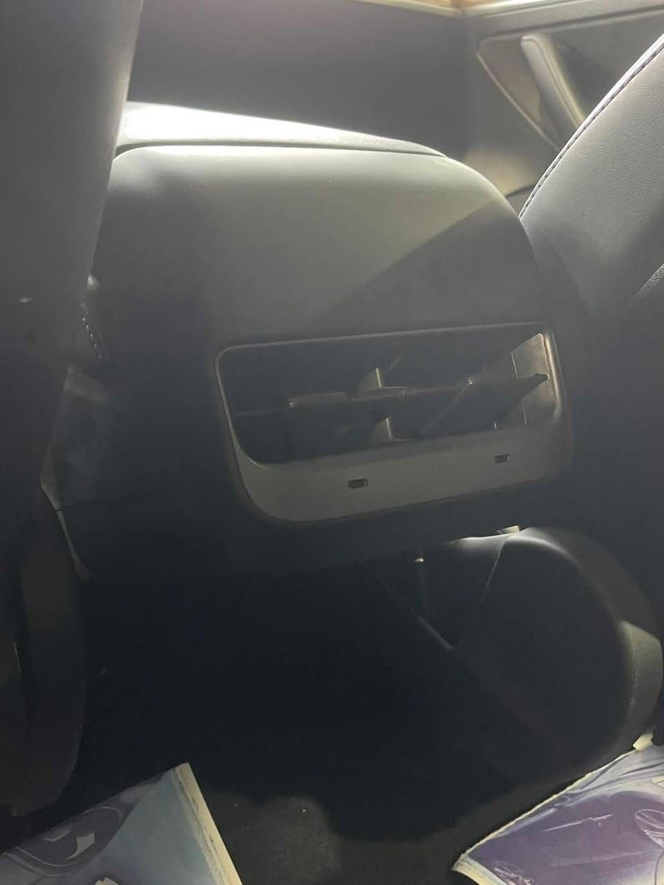 السلام عليكم 
تيسلا 3موديل 2022وارد امريكا  حادث جاملغ خلفي وجنطه تصليح وكالة تيسلا امريكا بدون معجون بس رش والسياره اون لاين ماشيه 9000ميل فقط السياره جديده جدا لاستفسار  ***********وات ساب فقط
