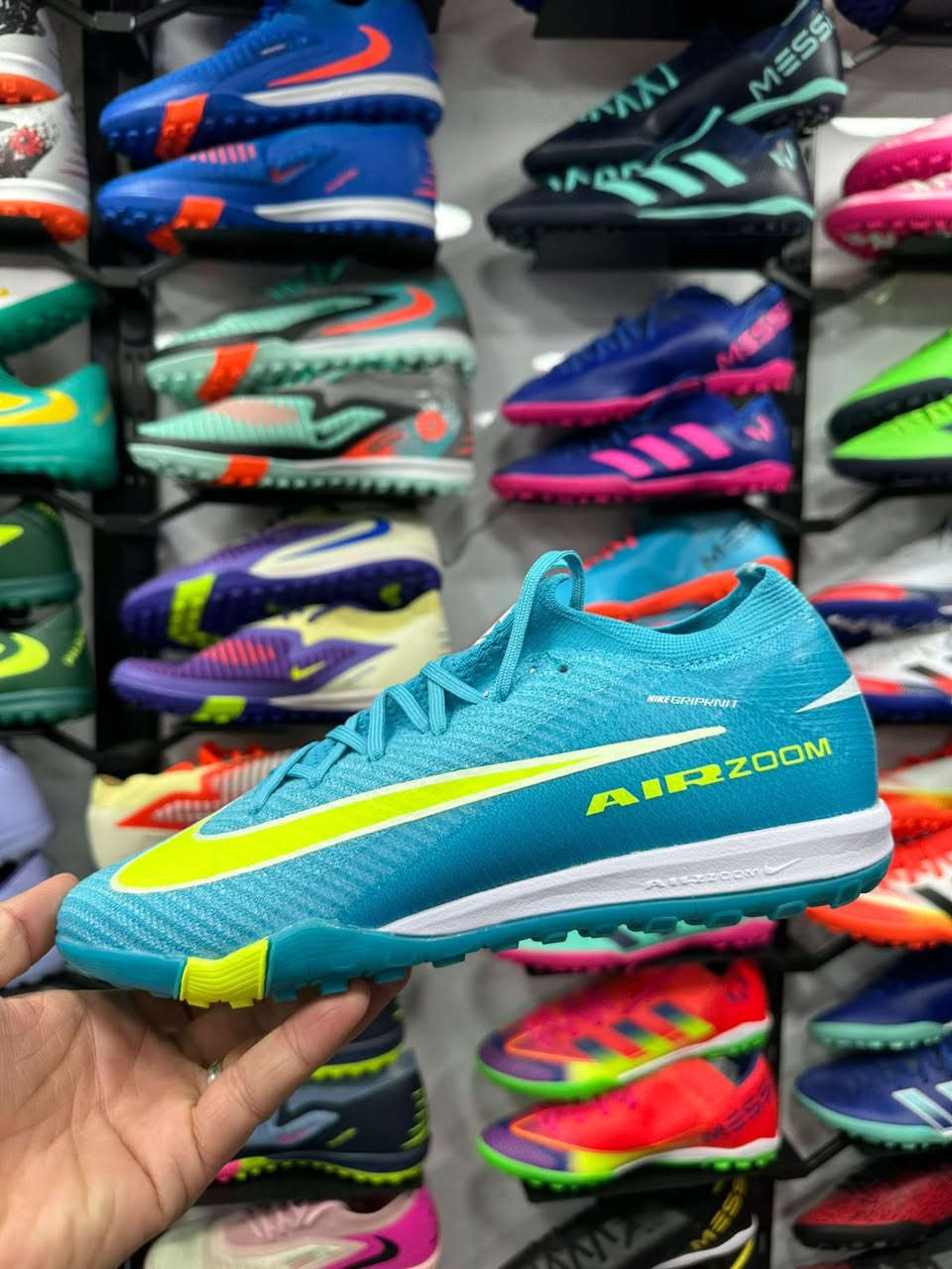 سلام عليكم 

اير زوم اصلي وكاله 

قياسات 40/41/42/43

تجهيزت حيدر سيزر 

***********
