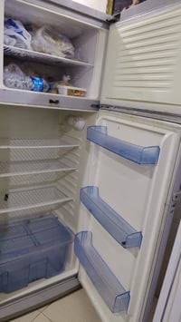 ثلاجه • نضيفه • فيها مجال