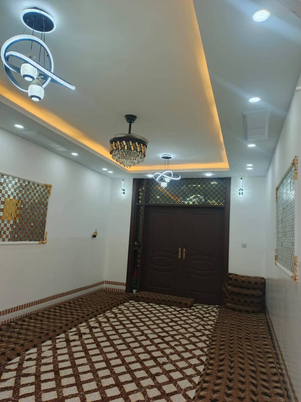 بيت للبيع طابو صرف بأسم شخص واحد مساحة ١٥٠ الواجه ٧ ونص النزال ٢٠ فول مواصفات نظام دكت سقوف ثانويه فول سيراميك البيت خير من الله الموقع مميز بصف المستشفى التركي اتصل على الرقم واعرف السعر ***********
