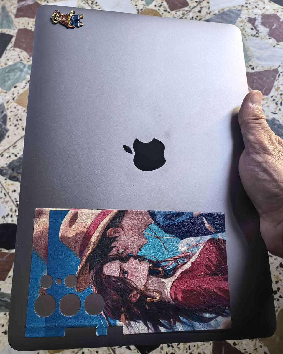 للبيع MacBook Pro 13 إنش 2019 🔥
المواصفات:
معالج Intel Core i5 رباعي النواة 1.4GHz
رام 8GB
SSD 128GB
شاشة Retina 13.3 إنش
كرت شاشة Intel Iris Plus Graphics 645
Touch Bar مضيء + بصمة Touch ID
كيبورد إنكليزي مضيء وممكن تضيفله عربي ب10 الف بالصناعه
الجهاز سريع جداً بالأداء ويشتغل بسلاسة، مناسب للدراسة والشغل والتصفح والاستخدام اليومي.
البطارية تشتغل تقريباً ساعة ونص إلى ساعتين حسب الاستخدام.
الحالة:
الجهاز نظيف جدا وما بي اي مشاكل ومداخل صيانه ابد
زر السهم للأعلى يحتاج تنظيف بسيط فقط، وباقي الكيبورد شغال طبيعي.
مع الجهاز:
شاحن 60 واط يشحن طبيعي 
حقيبة حماية هدية، مشتريها من إسبانيا بسعر 50 يورو.
الكارتونة والشاحن الأصلي موجودين بإسبانيا وممكن أوفرهم لاحقاً.
💰 السعر: 750 ألف دينار عراقي قابل للتفاوض بالمعقول
للتواصل: خاص أو اتصال
📞 *********** بغداد, العراق
