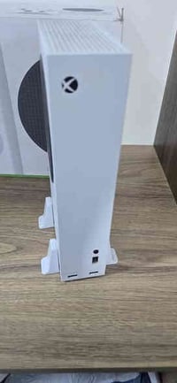 اكس بوكس سيريس اس نضيف و ما مفتوح بس اليدة مبدل بيها الشفت ال L1 كامل ...