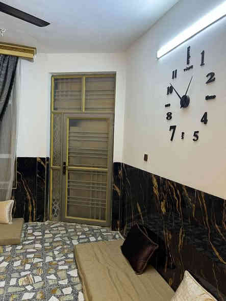 السلام عليكم
بيت 100م طابقين بناء جديد مطل على محرم
وجهه 5.75م ونزال 17ونص شارع 15م م ونافذ على 15
موقع مميز أمام الخدمات والمدارس المربع الذهبي 
يحتوي على استقبال وحولي مطبخ وغرفتين نوم مع 3صحيات بيت جديد ونظيف رقم العقار (1157)
العنوان حي الصديق ابي غريب قرب مجمع بدور السكني
مكتب ابو الخير للعقار 
*********** 
***********
***********
