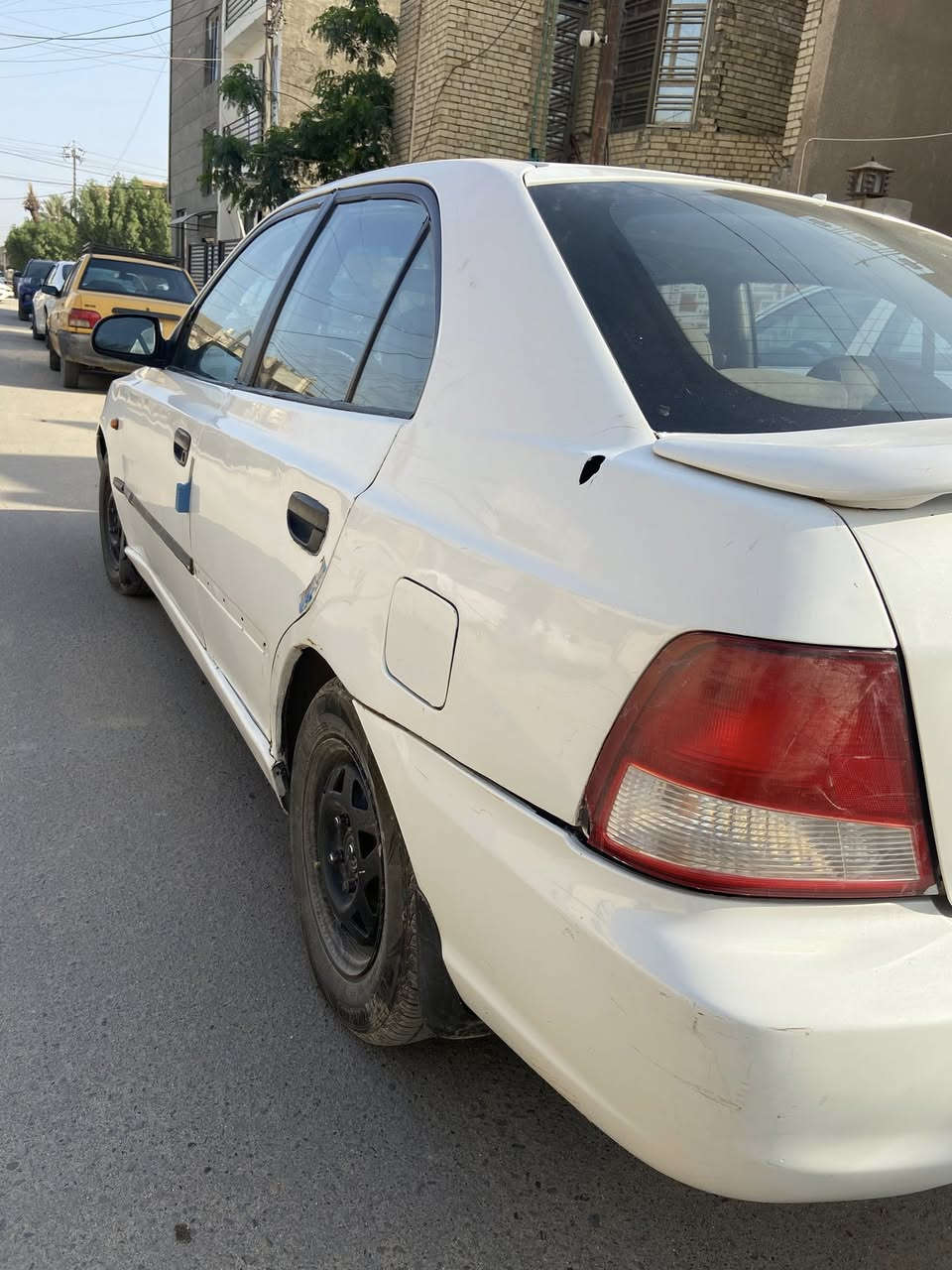 فيرنا موديل 2000 سيارة كاملة مابيها اي نقص
مكينة قبل شهرين مبدلها جديد
تبريد شغال 
كير عادي 
سعر 40 بيها مجال بسيط 
***********
