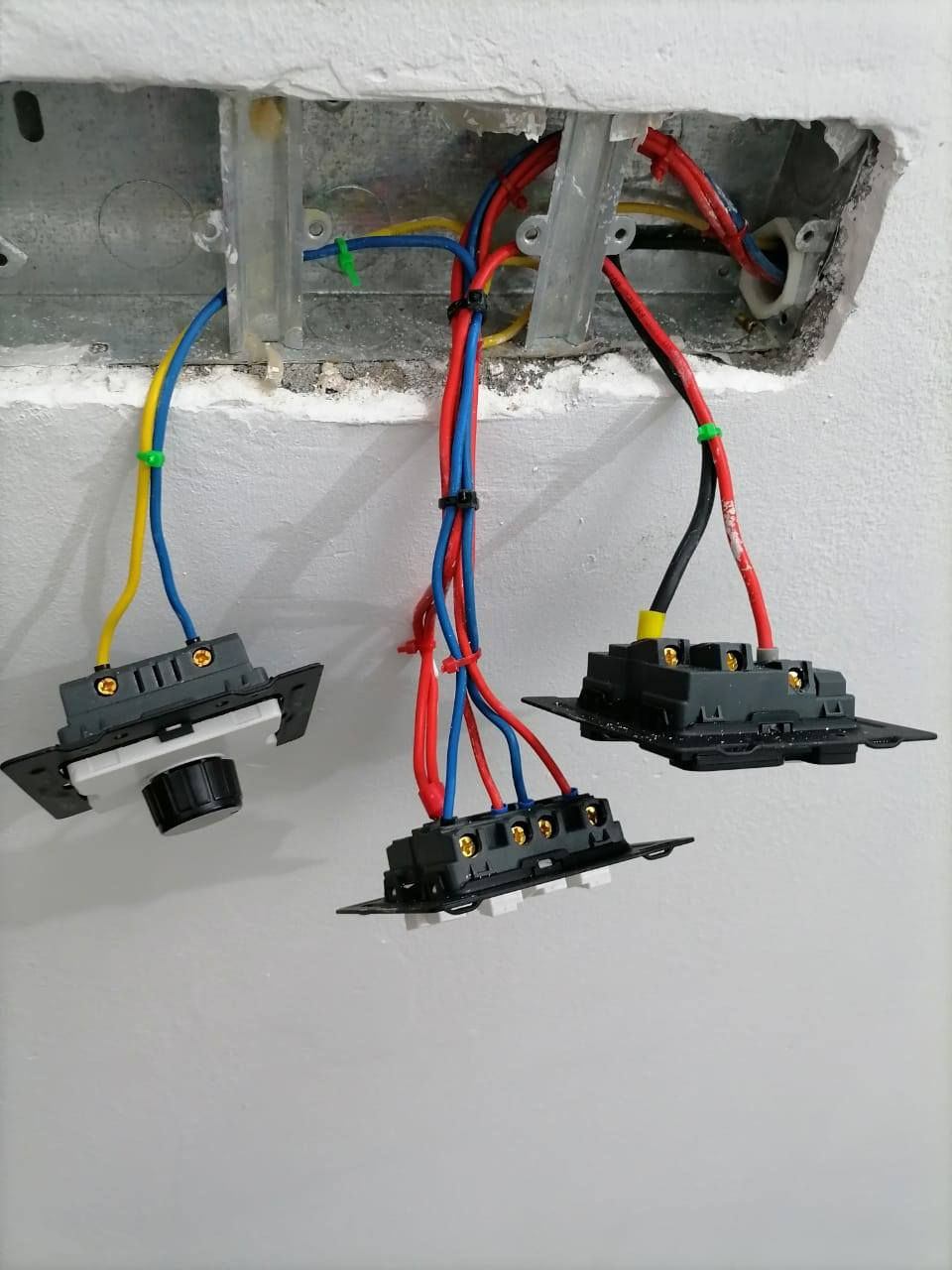 مستعدون لكافة التاسيسات الكهربائية ***********
