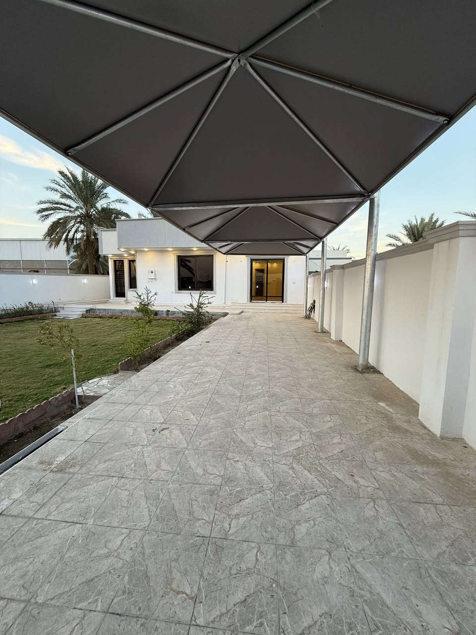 تخلص من زحمة المدينة والفيضانات والشوارع الغرگانه 
جبتلكم عرض مميز جداً 

الدار للبيع او مراوس حسب القناعة

( سكني - تجاري - او مزرعة )

المساحة ( ٥٠٠ متر ) 
البناء ( ٢١٠ متر )

المساحة الكلية مع محرم الشارع ( ١٠٠٠ متر ) 

الدار طابق واحد متكون من 
١- غرفتين نوم كبيرات
٢- مطبخ
٣- هول 
٤- مطبخ
٥- صحيات داخلية
٦- استقبال كبير
٧- صحيات خارجية
فيه مصدرين ماء 
فيه مصدرين كهرباء ( منظومة طاقة شمسية )
طابو زراعي سند ٢٥ تحويل مباشر
الموقع 
( بابل / حلة / سنتر على سريع النيل الجديد - حلة - كيش )
مقابل معمل مياه صحة وعافية

السعر  ( اتصل وبخدمتك)

اتصل وبخدمتك ( *********** )
