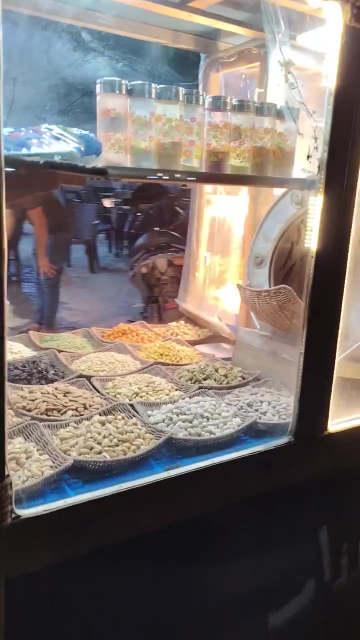 سلام عليكم للبيع  عربانه ألمنيوم مغلفه بخشب للجماليه للكرزات والجبس  تحتوي على مكينه حب   عنواني بغداد البلديات  للاستفسار ***********

