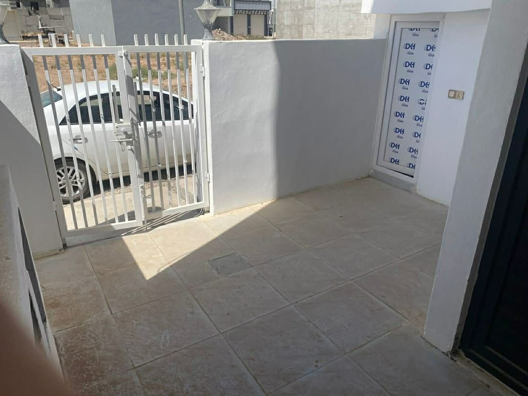 📍 العنوان: مجمع الشكرجي
🏠 بيت للبيع مساحة 120 متر — بناء حديث جديد  
📐 الواجهة 6 متر × النزال 20 متر  

🔹 تفاصيل البيت:  
▫️ مطبخ بارد + مطبخ حار معزول  
▫️ استقبال مفتوح على الهول والدرج  
▫️ مجمع صحيات  
▫️ غرفة نوم كبيرة بالطابق الأرضي  
▫️ الطابق الثاني يحتوي على غرفتي نوم كبار مع بيتونة  

💸 السعر: 68 مليون وبيه مجال قليل  

📞 للاستفسار: 0770506


**إذا كنت صاحب هذا الإعلان وتريد حذفه لأي سبب، رجاءا أرسل رسالة إلى الدعم الفني**