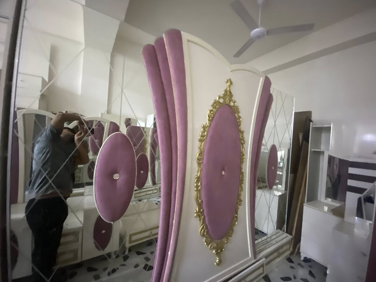 السلام عليكم غرف نوم كامله بسعر مناسب وغراض مستخدمه الرقم ***********المكان تكريت حي العصري نهايت شارع البلديه يم أسواق البركه كلمن وسعره يوجد خدمت توصيل
