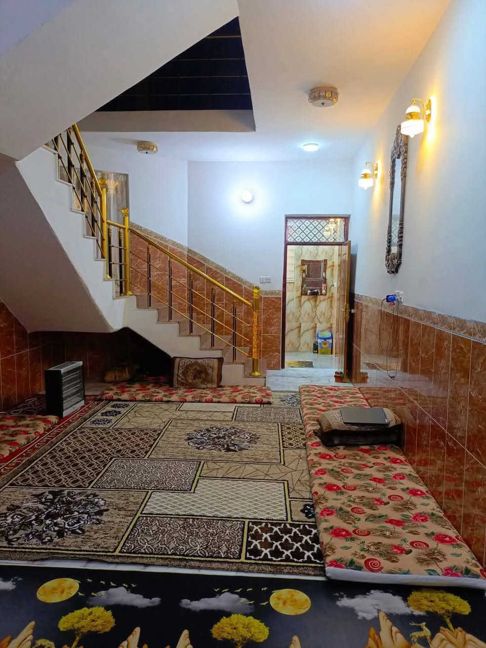 بيت طابقين للبيع الرمادي شارع اربعين خلف جامع الواثق 

طابو زراعي سند 25 تحويل مباشر

مساحة    200 م. الشارع 8 م

ملاحضة البيت يباع مع الأثاث 

السعر 130 مليون وبي مجال 

البيت بناء حديث ، منطقة سكنية خدمات كاملة

يتكون البيت من أربع غرف نوم واستقبال ومطبخ وصالة وصحيات داخل وخارج كراج سياره مناور عدد 2 
________________________________________

للمزيد من التفاصيل يمكنكم زيارة مكتبنا .

مكتب للعقار   في  الرمادي - شارع 40 - مقابل جامع الواثق 

او الاتصال على الارقام التالية … 

  واتساب ✅ . ***********

🛑نستقبل من حضراتكم كافة العروض العقارية🛑

🟡رضاكم هو أهم أهدافنا التي نتطلع لها دائماً🟡
