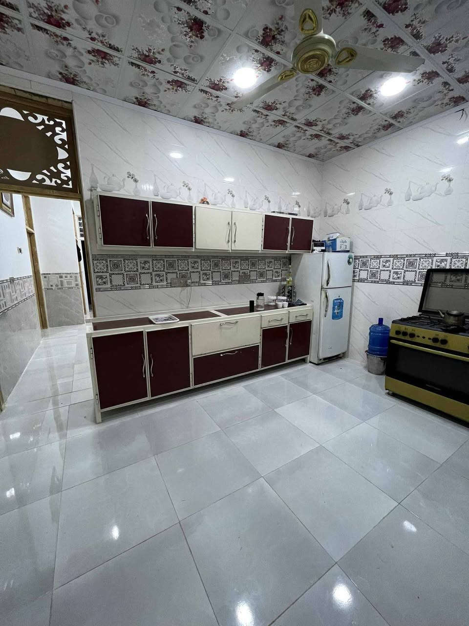 السلام عليكم دار للبيع المساحة 180 متر طابقين يحتوي علئ غرفتين نوم وصالة وهول كبير ومطبخوصحيات خارجية وداخلية كامل من كلشي عرض الشارع 10متر طابو زراعي العنوان محيزم 4قريب علئ شارع 100 وشارع شريفة مقابل الملعب الخماسي للاستفسار الاتصال عالرقم ***********
