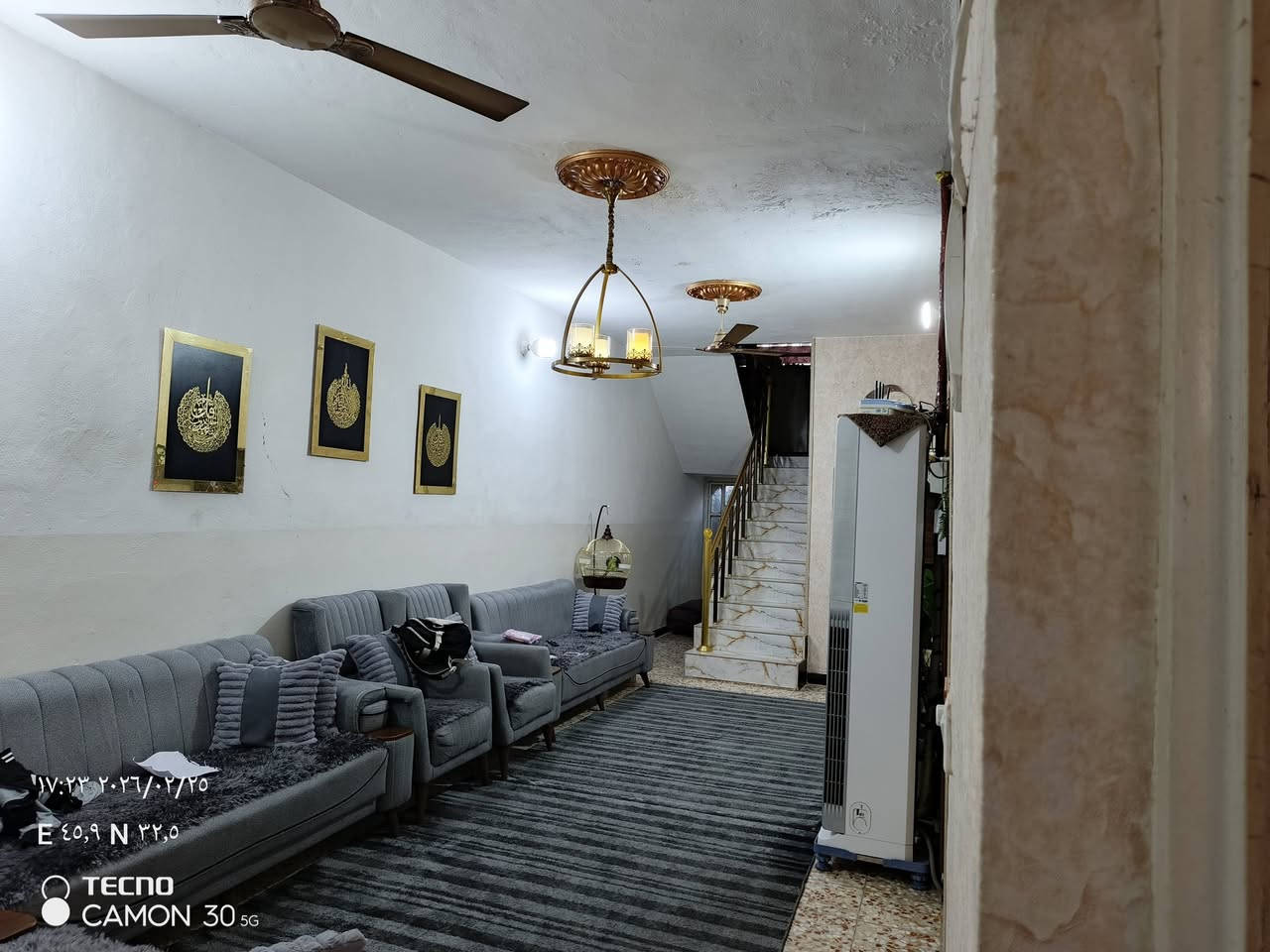 بسم الله الرحمن الرحيم
‏
‏دار سكن فرعي  للبيع المساحة ( 140 متر ) 
‏منطقة حي الجوادين ( شارع النفط ) خلف حسينة بيت جليب محسوب ع شارع بيت درجال قريب عن الشارع العام 
‏مكون من غرفيتن نوم 
‏الاولى 5 × 4
‏والثانية 380 × 4
‏مطبخ 
‏استقبال كلة سيراميك 
‏هول ع طول البيت 
‏حمامات داخلية وخارجية 
‏درج باية ومراية 
‏يحتوي ع مخزن عمل ( جينكو ) فوق السطح
‏السطح ( ايزو كام ) درجة اولى 
‏كامل خدمات انترنيت ضوئي  ( ماء + مجاري ) بالباب .. 
‏باقي بس الصب .. شارعة الرئيسي حاليا مقشوط وراح ينصب 
‏البيت بحالة ممتازة كامل ما ناقصة اي شي جيب غراضك واسكن 
‏السعر و الاستفسار الاتصال ع الرقم ***********
