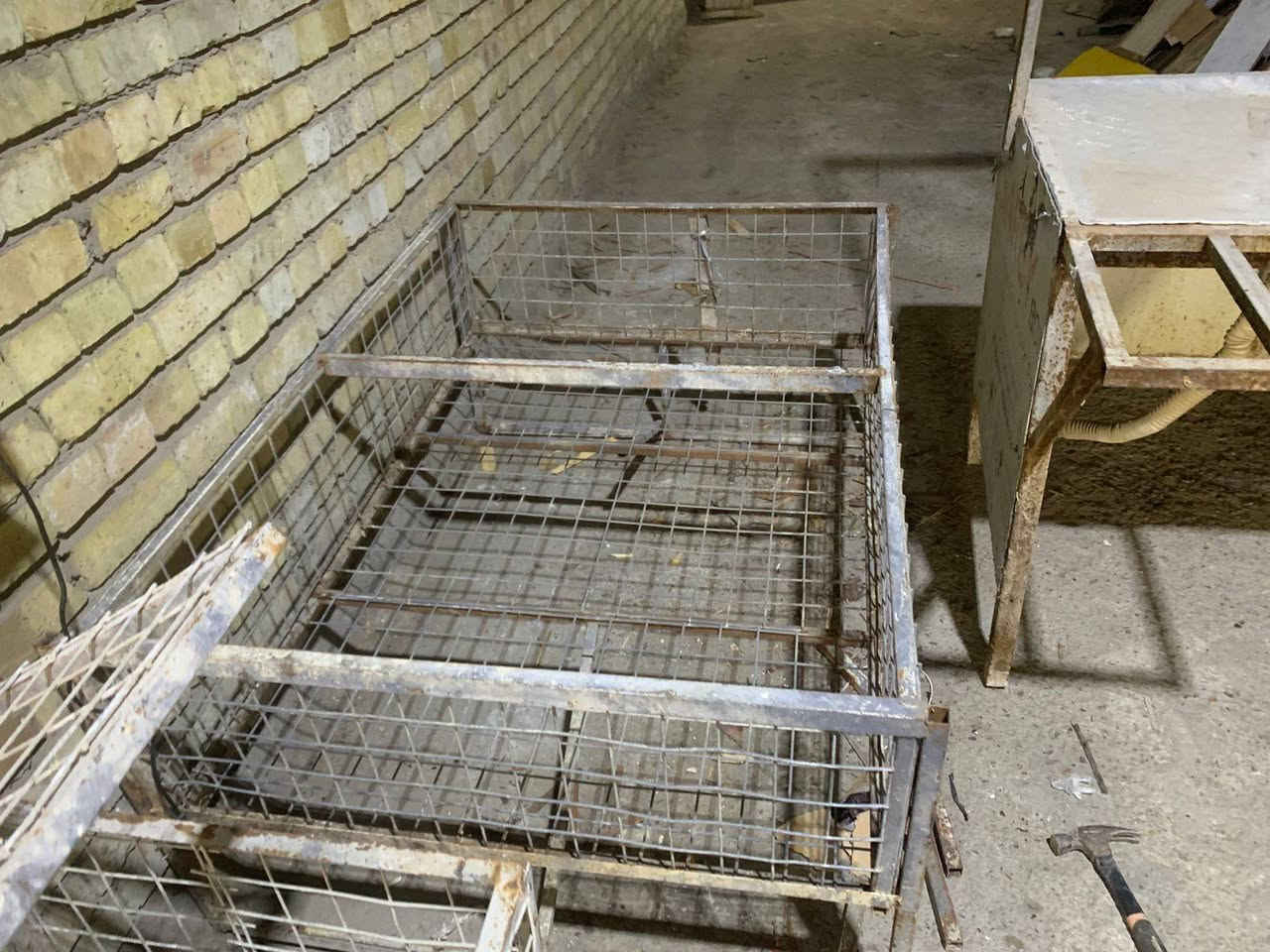 السلام عليكم شباب يوجد غراض مال دجاج وسمك شوايه مع هلاسه وقفاصه للبيع مكانهن الشعب للستفسار اتصل بارقم ***********
