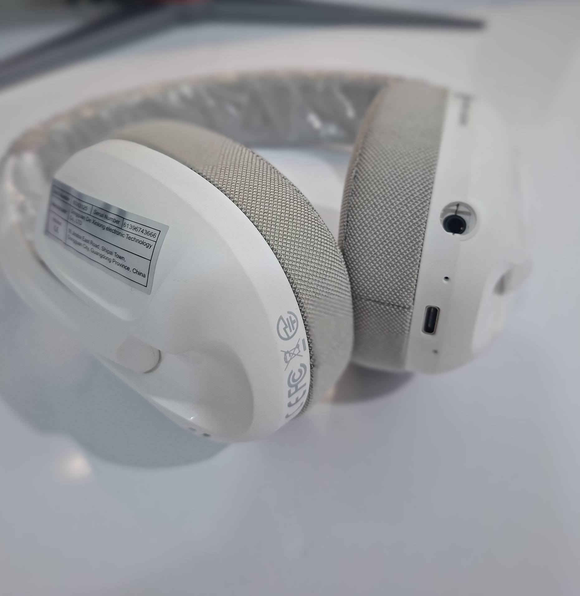 للبيع سماعة  Attack Shark L80 الغنية عن التعريف. إذا كنت تبحث عن خفة الوزن والدقة في الصوت، هذه السماعة لك!
صوت محيطي: لتسمع خطوات الأعداء وتحدد مكانهم بدقة.
​تصميم مريح جداً: خفيفة على الرأس (Super Lightweight) ومناسبة لساعات اللعب الطويلة بدون تعب.
​مايكروفون نقي: قابل للفصل مع خاصية إلغاء الضوضاء لتواصل واضح مع فريقك.
​توصيل متعدد: تعمل على (PC, PS4/5, Xbox, Switch, Mobile).
​الحالة:  جديد غير مستعمل 
​السعر: [30الف]
المكان: [نجف الاشرف] يوجد توصيل


**إذا كنت صاحب هذا الإعلان وتريد حذفه لأي سبب، رجاءا أرسل رسالة إلى الدعم الفني**