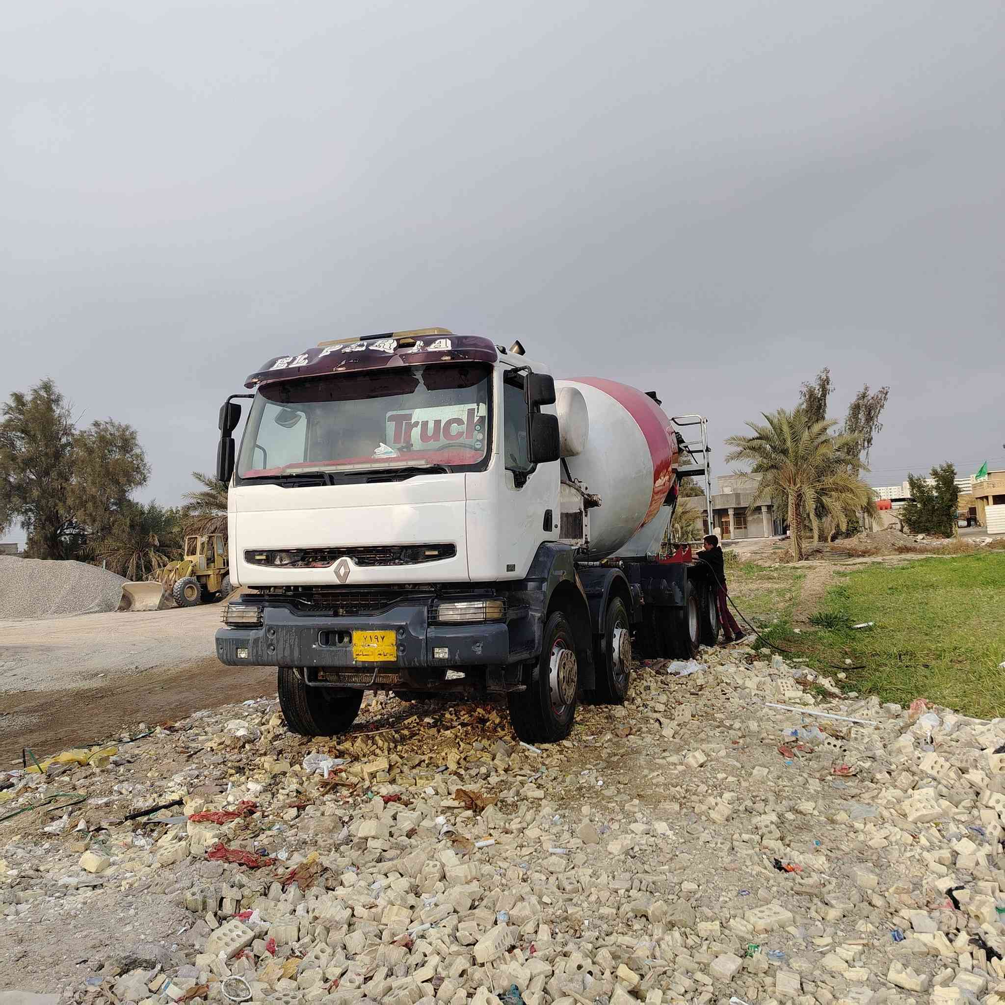 للبيع خباطه رينو 2003 محوره بم ونوزل جدر 11م السعر 260 ورقه وبيها  مجال للاستفسار الاتصال على ***********
