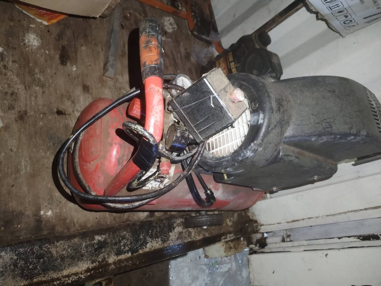 السلام عليكم،،،،،،،،
كمبريسر شغاله مابيي اي عطل،،،،،،،،
للبيع،،،،
السعر 75،،،،
الشراي يتصل
***********
