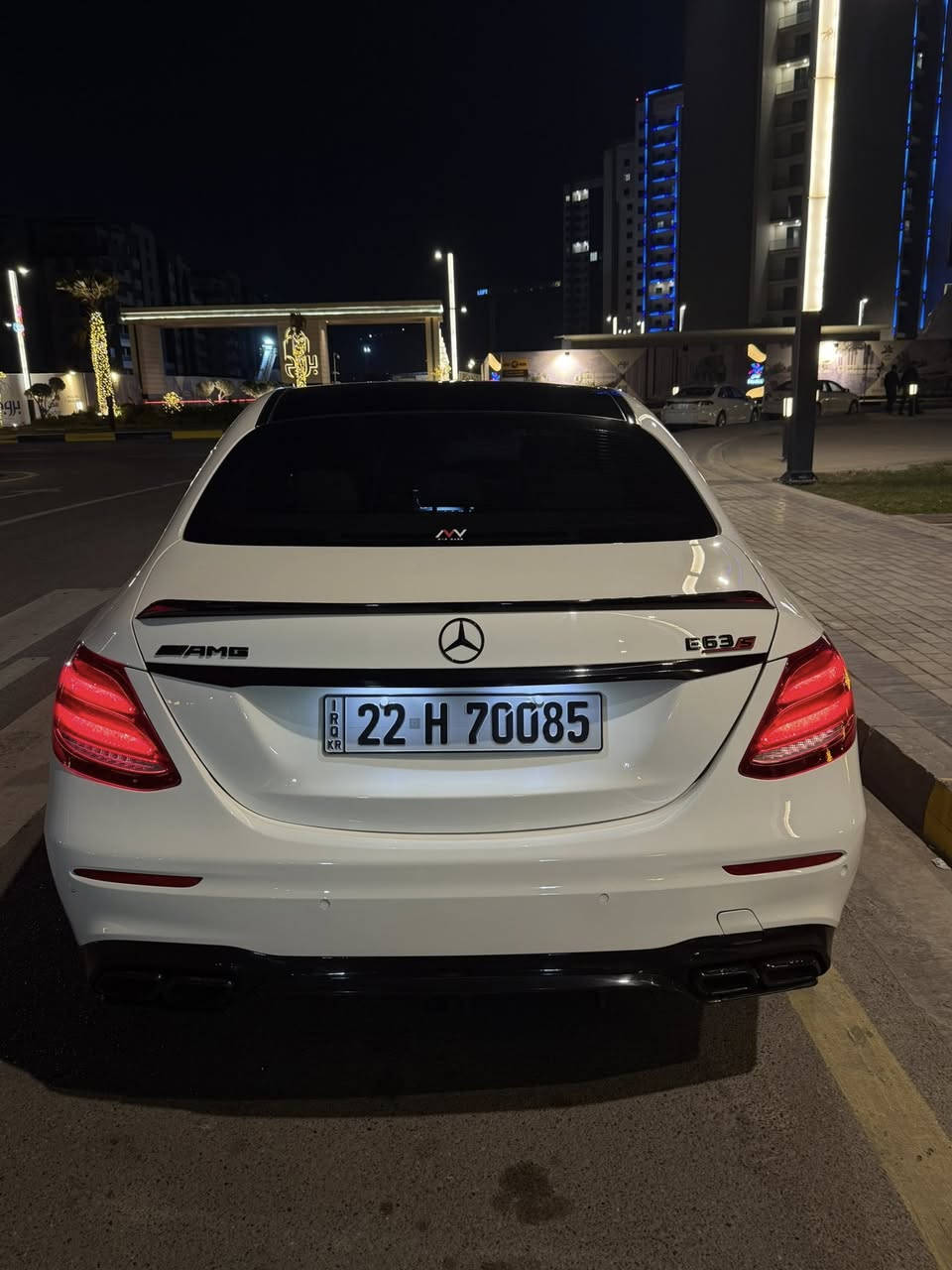 سلام عليكم E350 موديل 2020 

للبيع او مراوس 

مواصفات السياره :
داخل ابيض كريمي ودشبول قهوائي 
داخل دزاين SCLASS بيانو مو عادي ولا خشب 
سماعات برومستر 
فتحات تبريد ليد 
ويل HR 
عليها كت بالكامل AMG
فتحه بانوراما فصين 
دخول ذكي 
حساسات رادارات كامره خليه 
خمس وضعيات قياده 
جنطه كهرباء عال رجل 
وبعد بيها هواي مواصفات 
سعر السياره 335$
الاتصال : ***********
