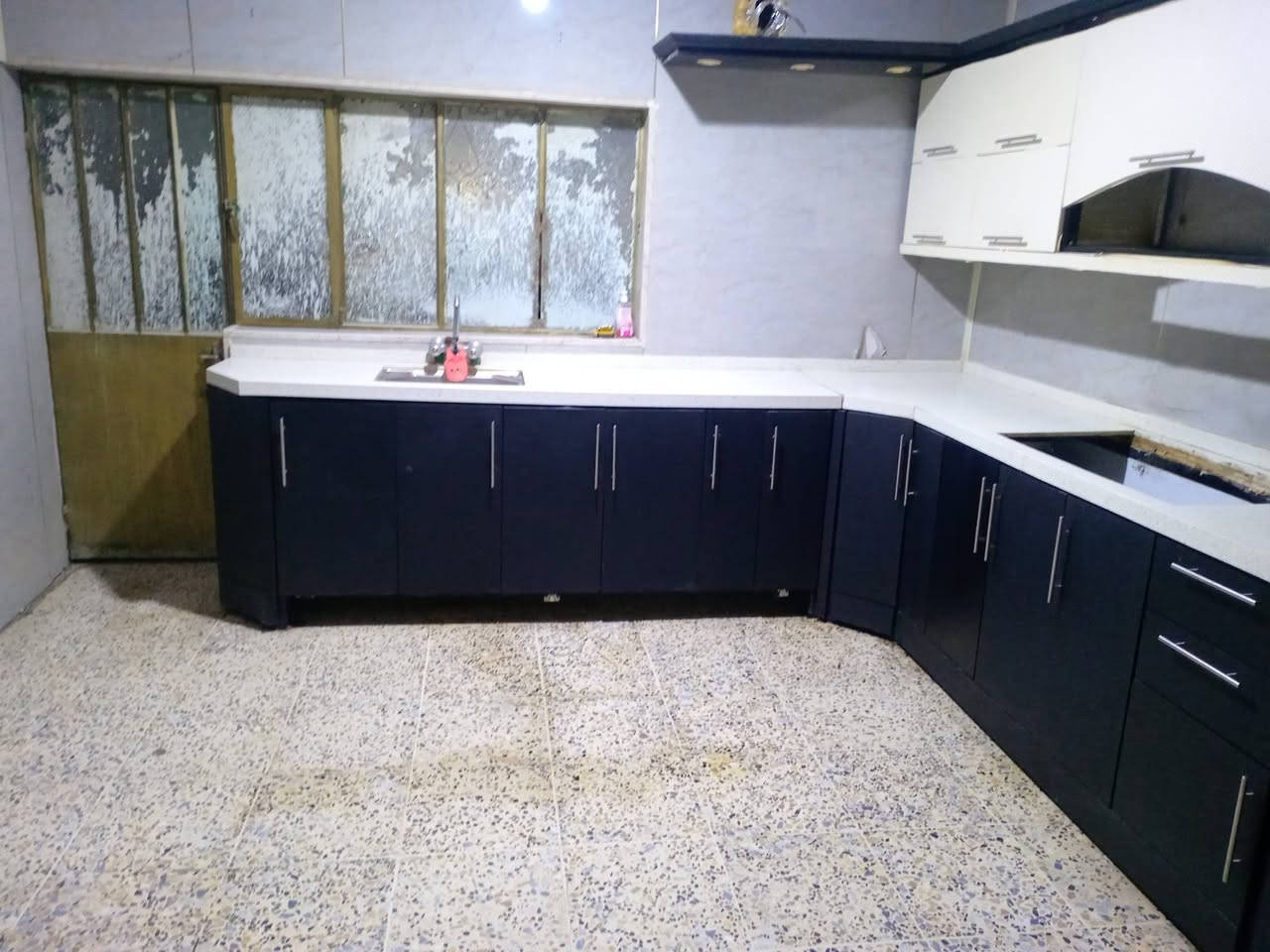 السلام عليكم
كاونتر للبيع مساحة ٩ متر
ابواب hdf
مرمر حوارتز
ضرر بسيط في اطراف الابواب
للتواصل واتساب ***********

