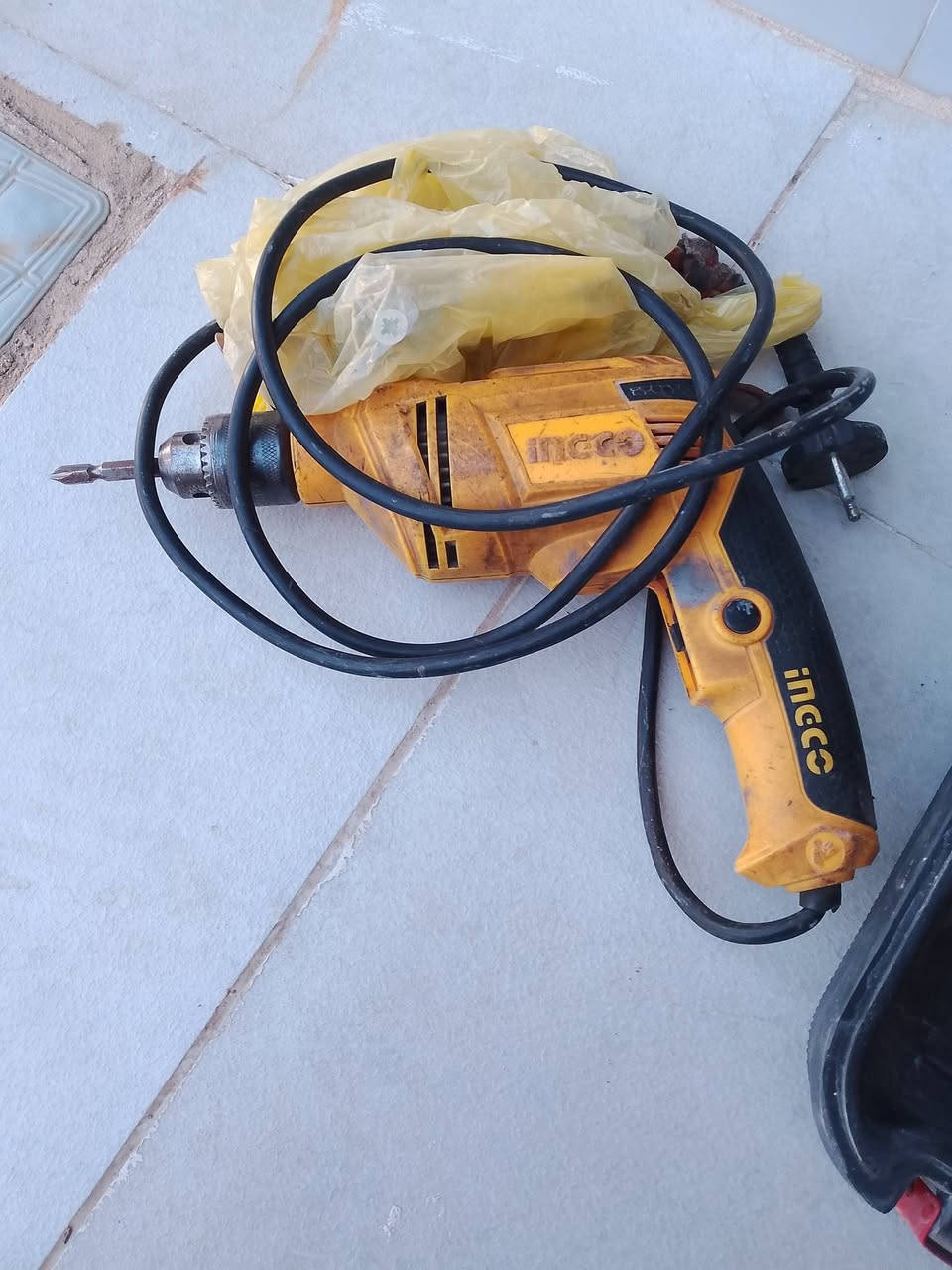 السلام عليكم يوجد غراض عمل للبيع درين همر عدد 2 كوسرة شحن وحده وكوسرة كهرباء وحدة  درين كهربائي واحد ومسدس طلقات ومولد للاستفسار الاتصال على الرقم ***********
